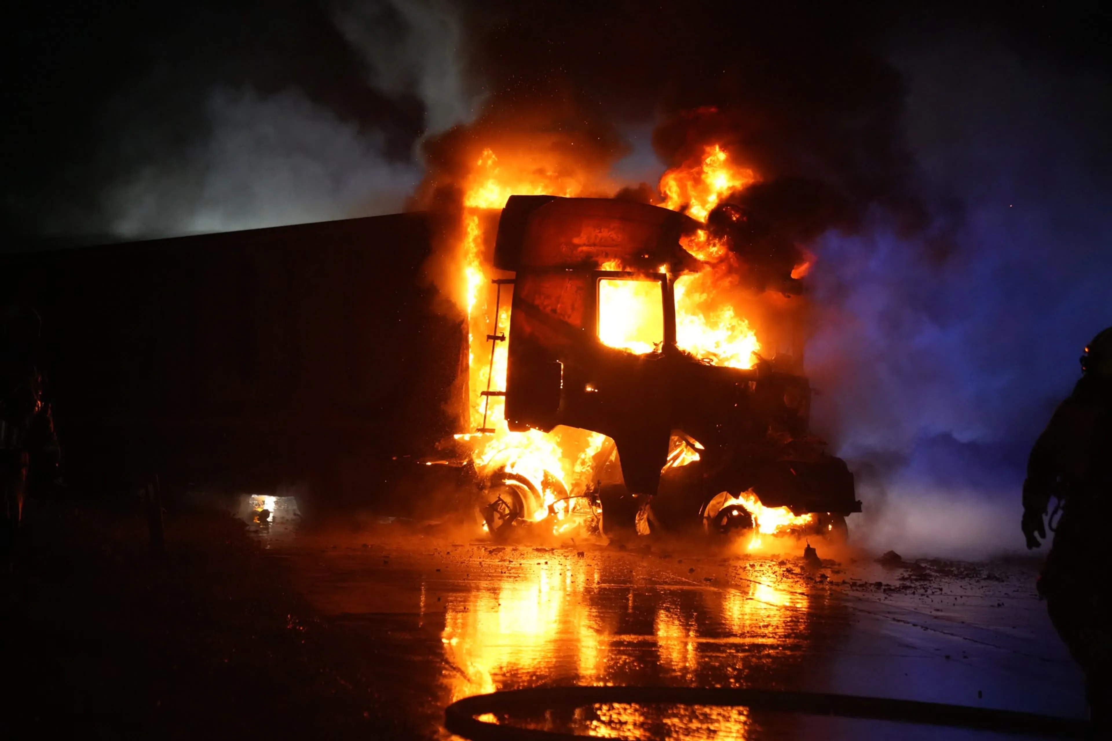 Vrachtwagen in brand bij Gilze na aanrijding met auto