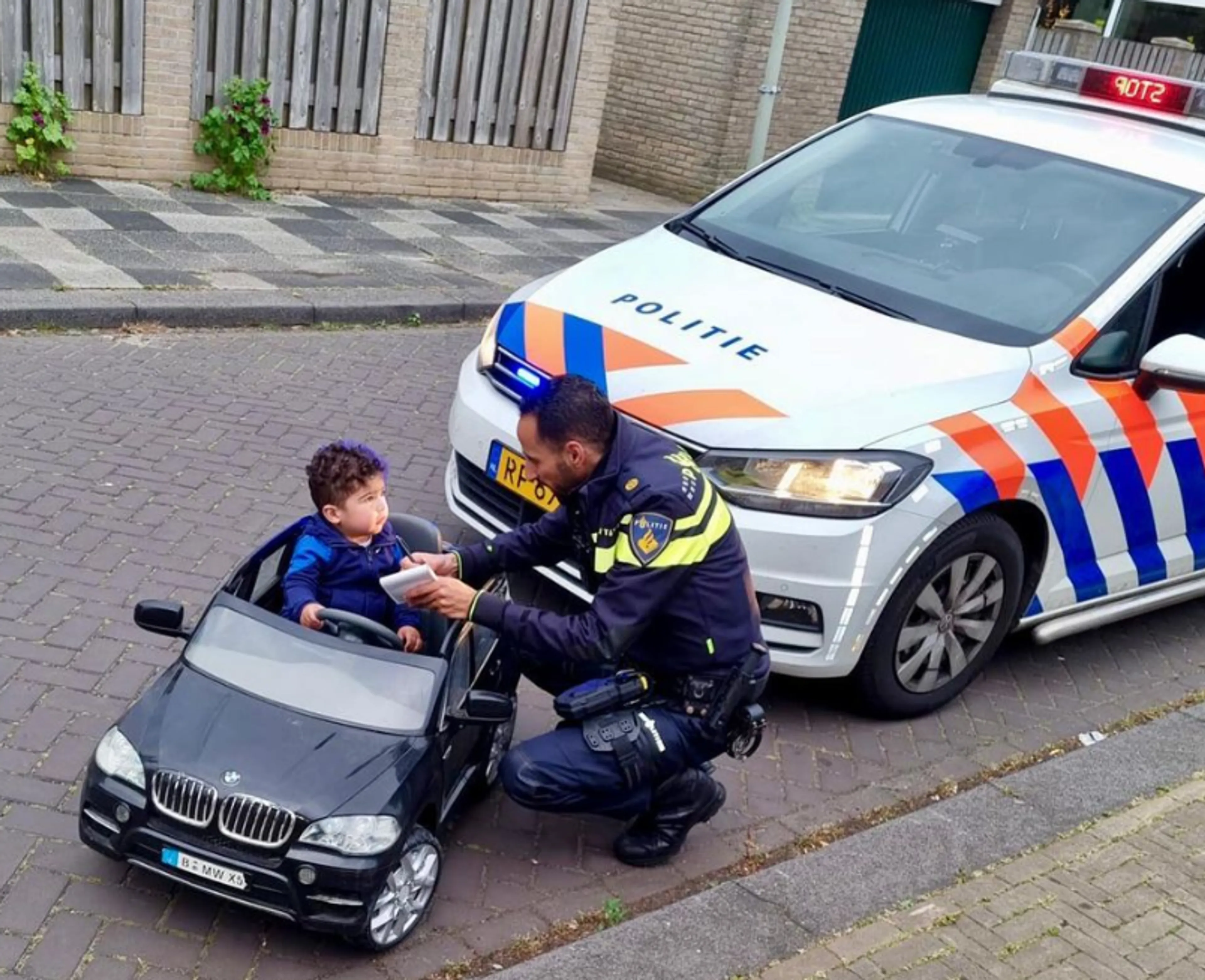 Wijkagent Hicham slingert kleine snelheidsduivel (1,5) in BMW X5 op de bon