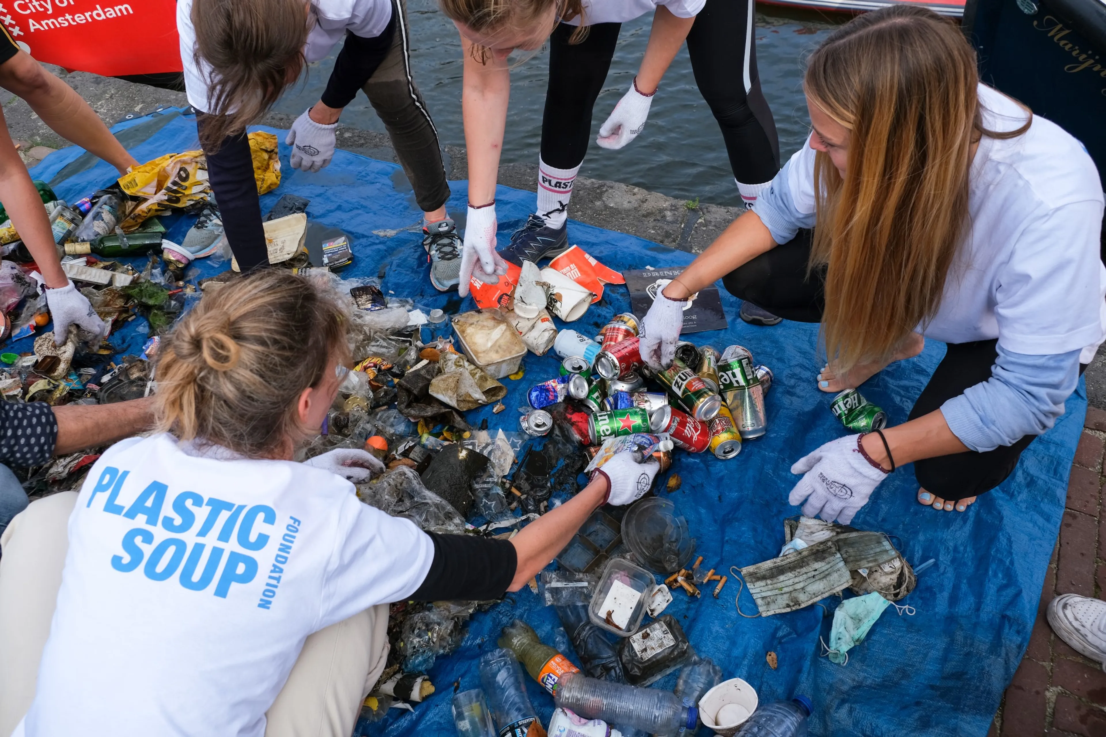 Duizenden mensen ruimen zwerfvuil op tijdens World Cleanup Day