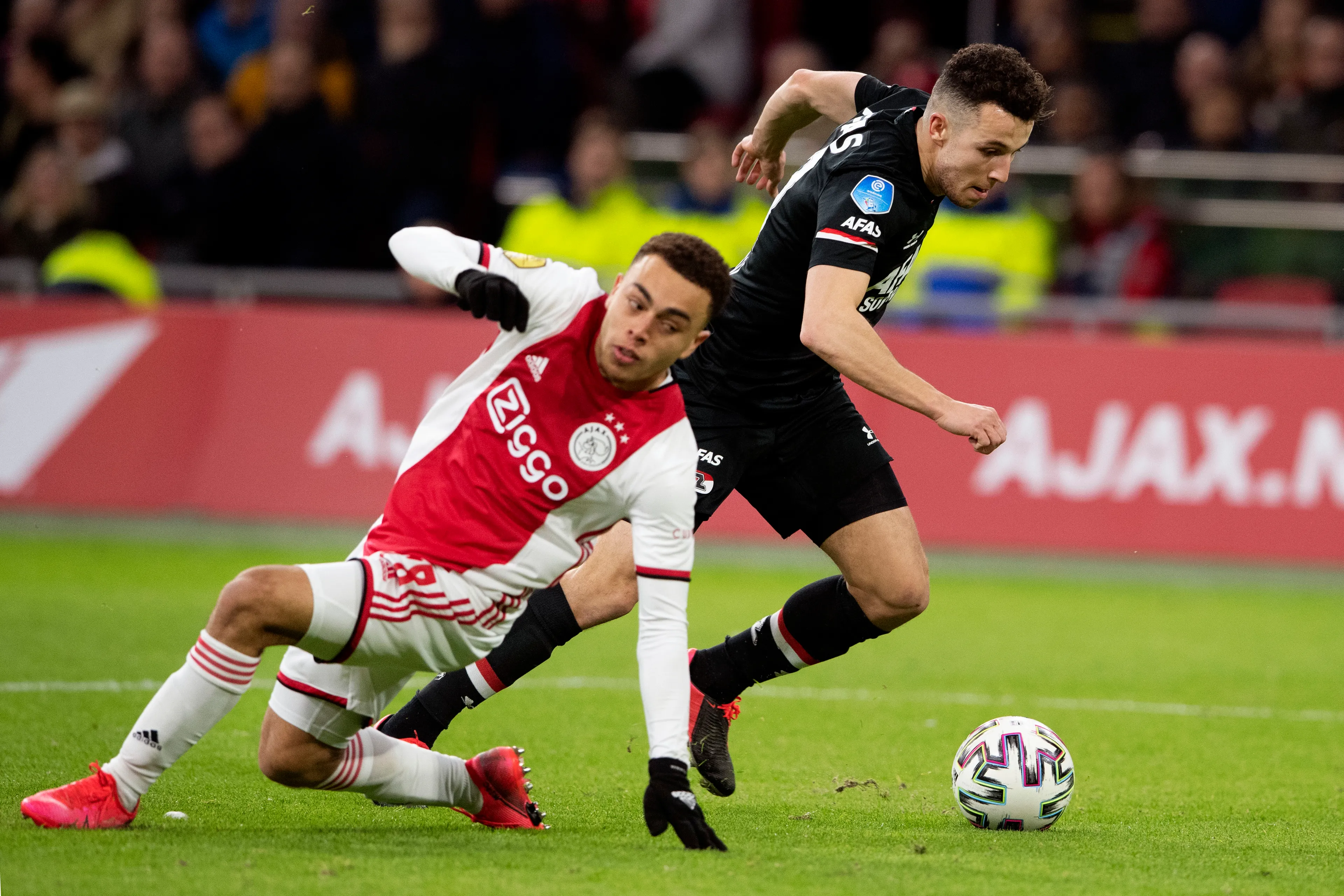 AZ deelt gevoelige tik uit aan Ajax, titelstrijd helemaal open