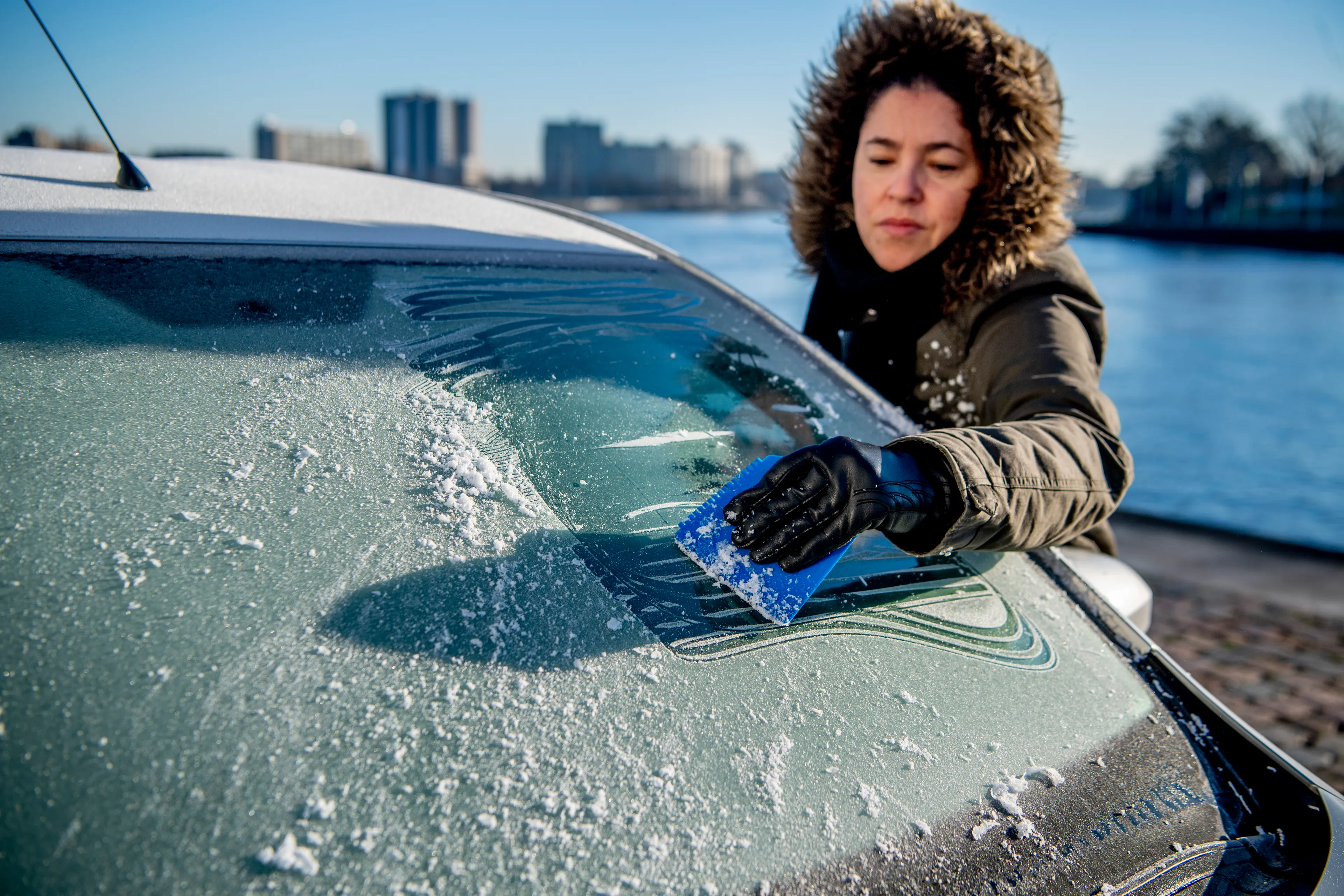 Winterjas aan in de auto? 'Hartstikke gevaarlijk', zegt de ANWB