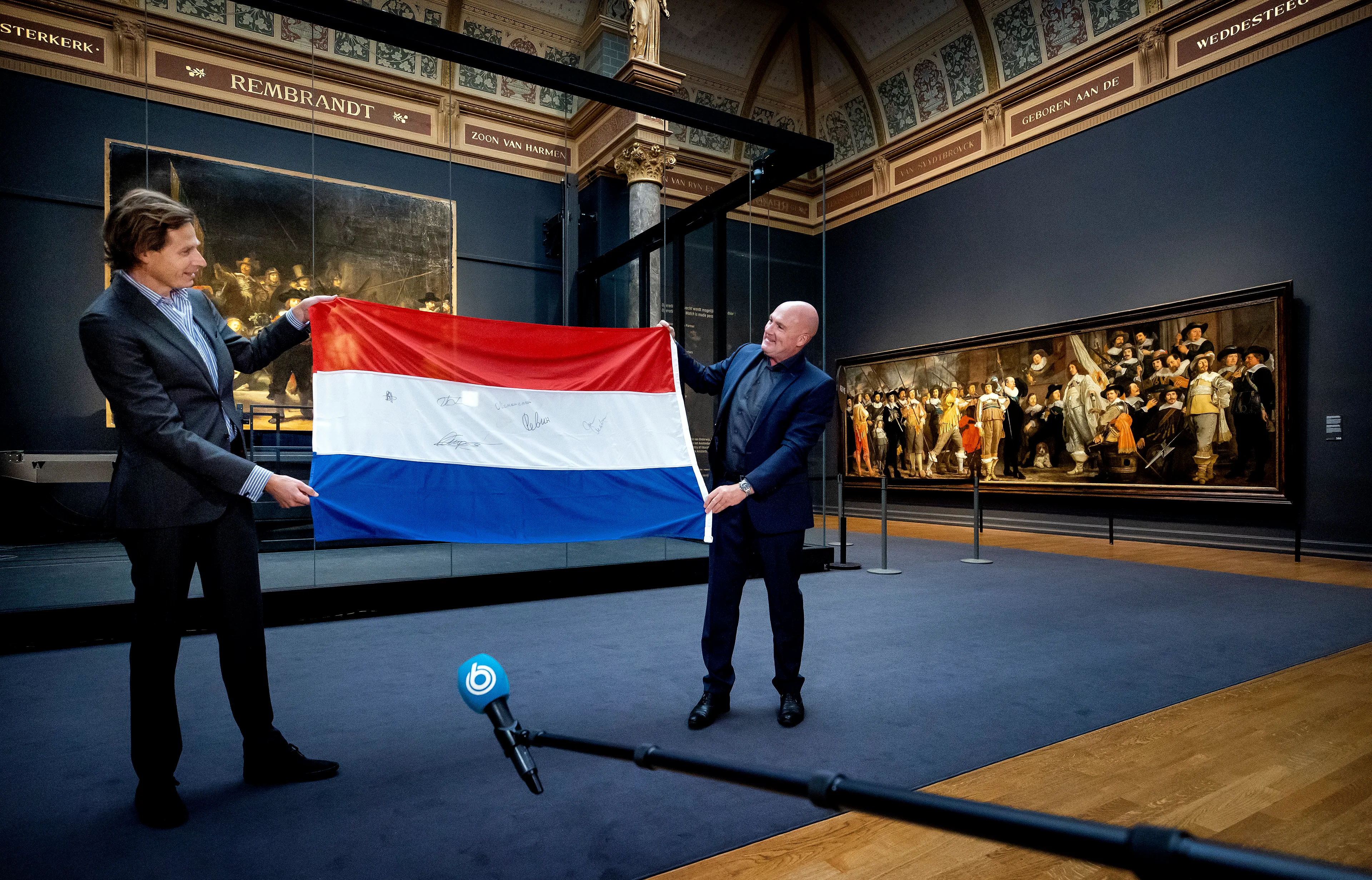 André Kuipers schenkt vlag die mee ging naar ISS aan Rijksmuseum
