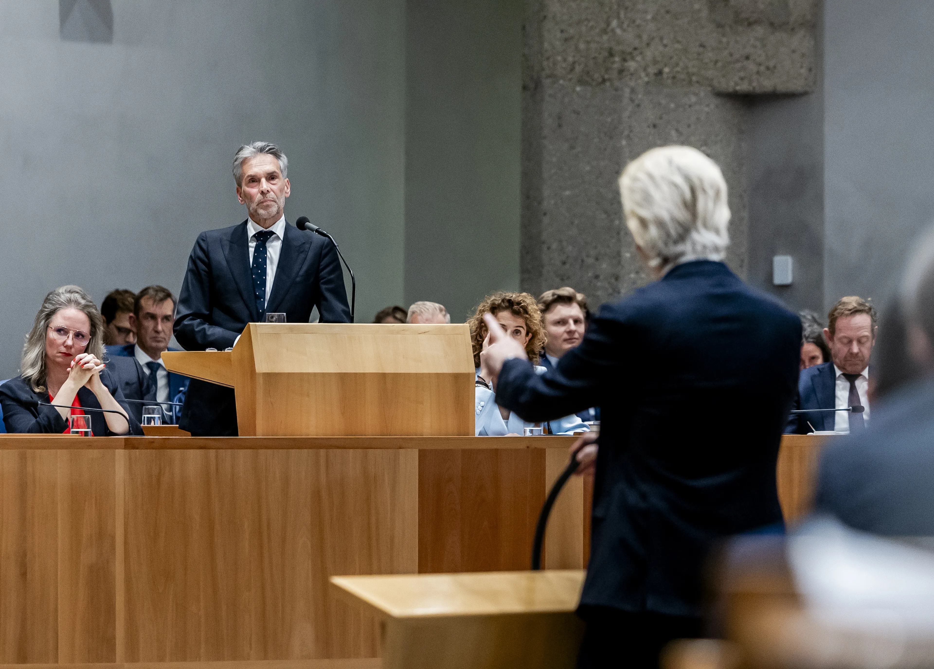 Opstappen Achahbar zet kabinet op losse schroeven: 'Kabinet in chaos'