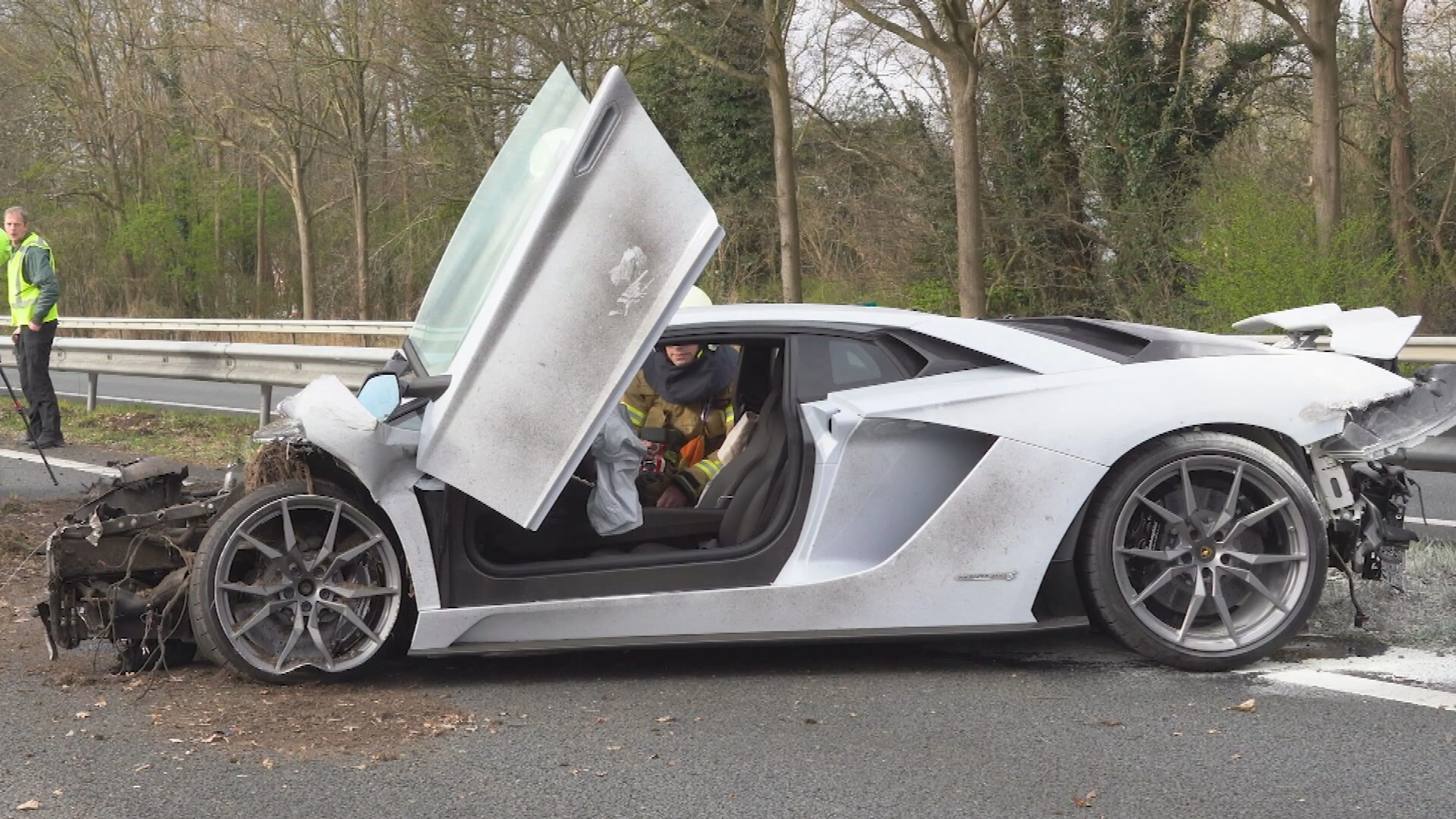 Peperdure Lamborghini Aventador crasht tegen vangrail op A28
