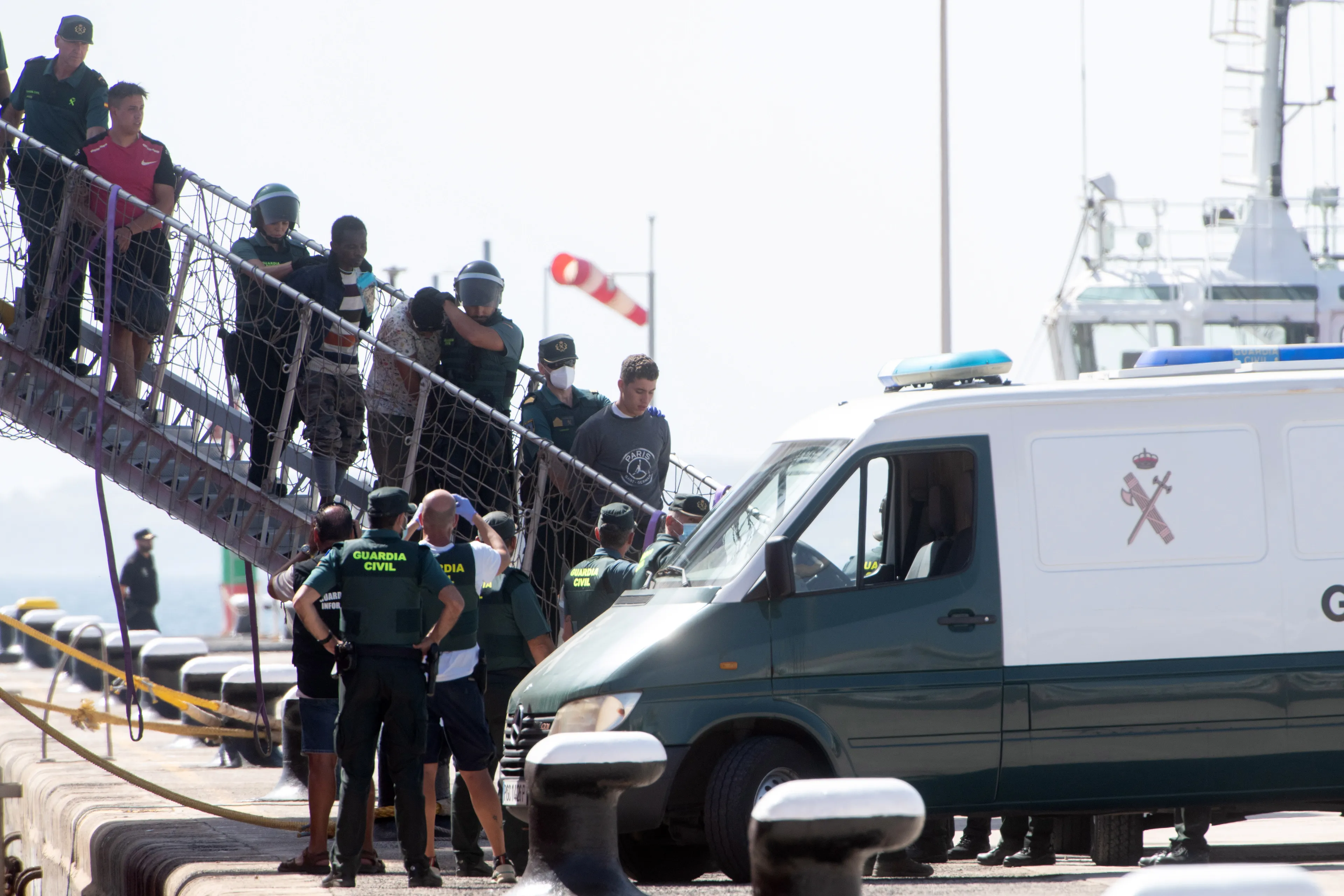 Migranten proberen Nederlands schip te kapen dat hen net heeft gered