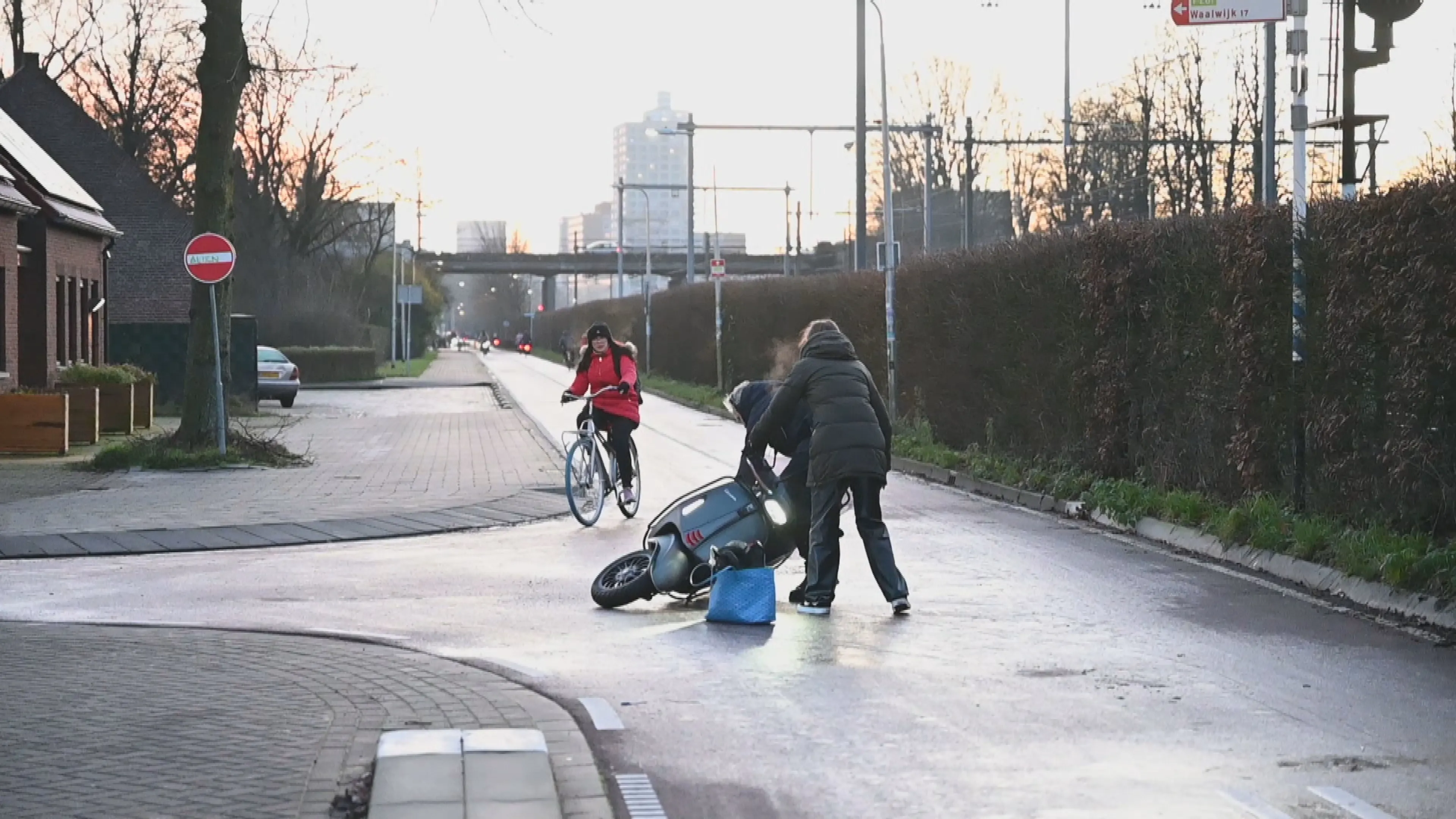 Glibberen en glijden: spiegelgladde fietspaden zorgen voor valpartijen in het hele land