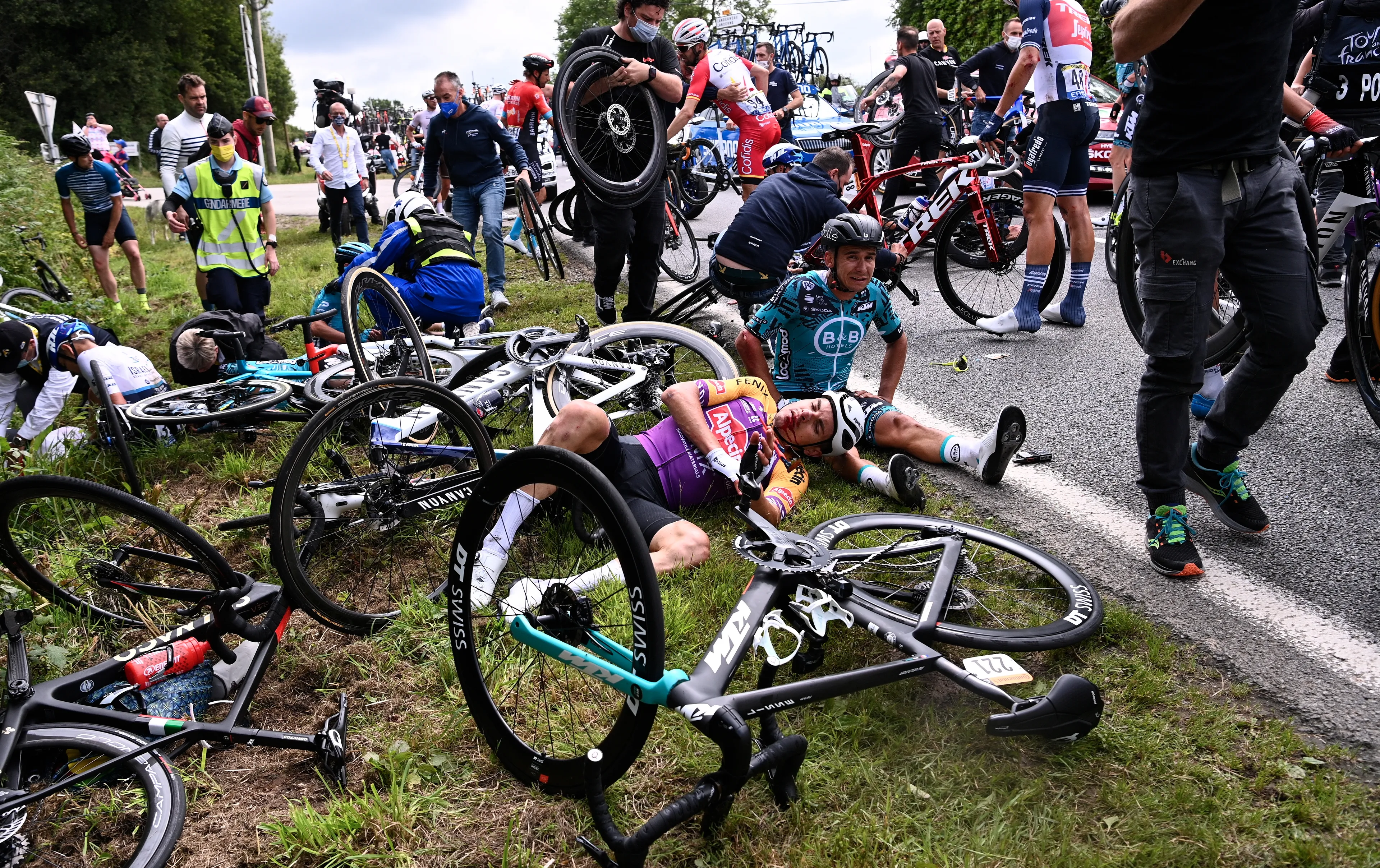 Vrouw die massale valpartij Tour de France veroorzaakte komt weg met geldboete