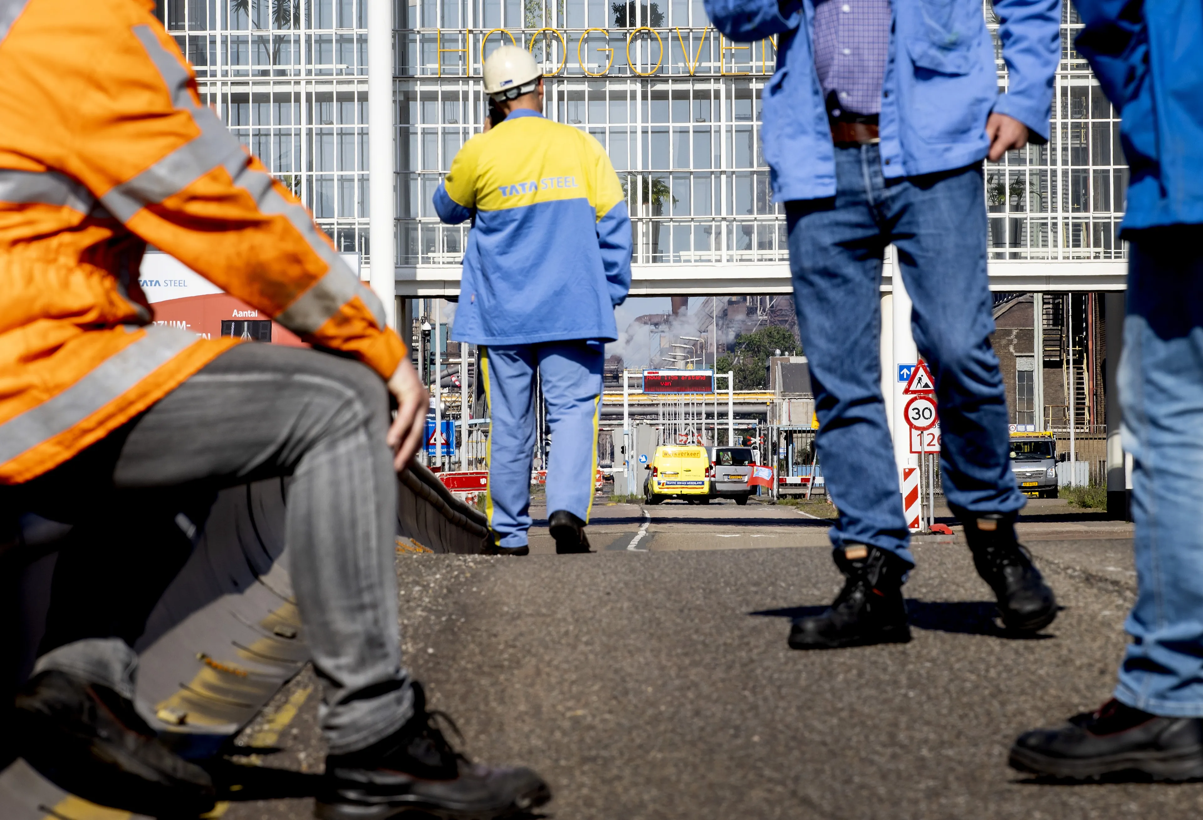 Tata Steel-medewerkers appen over die-in klimaatactivisten: 'Arbeit macht Frei'