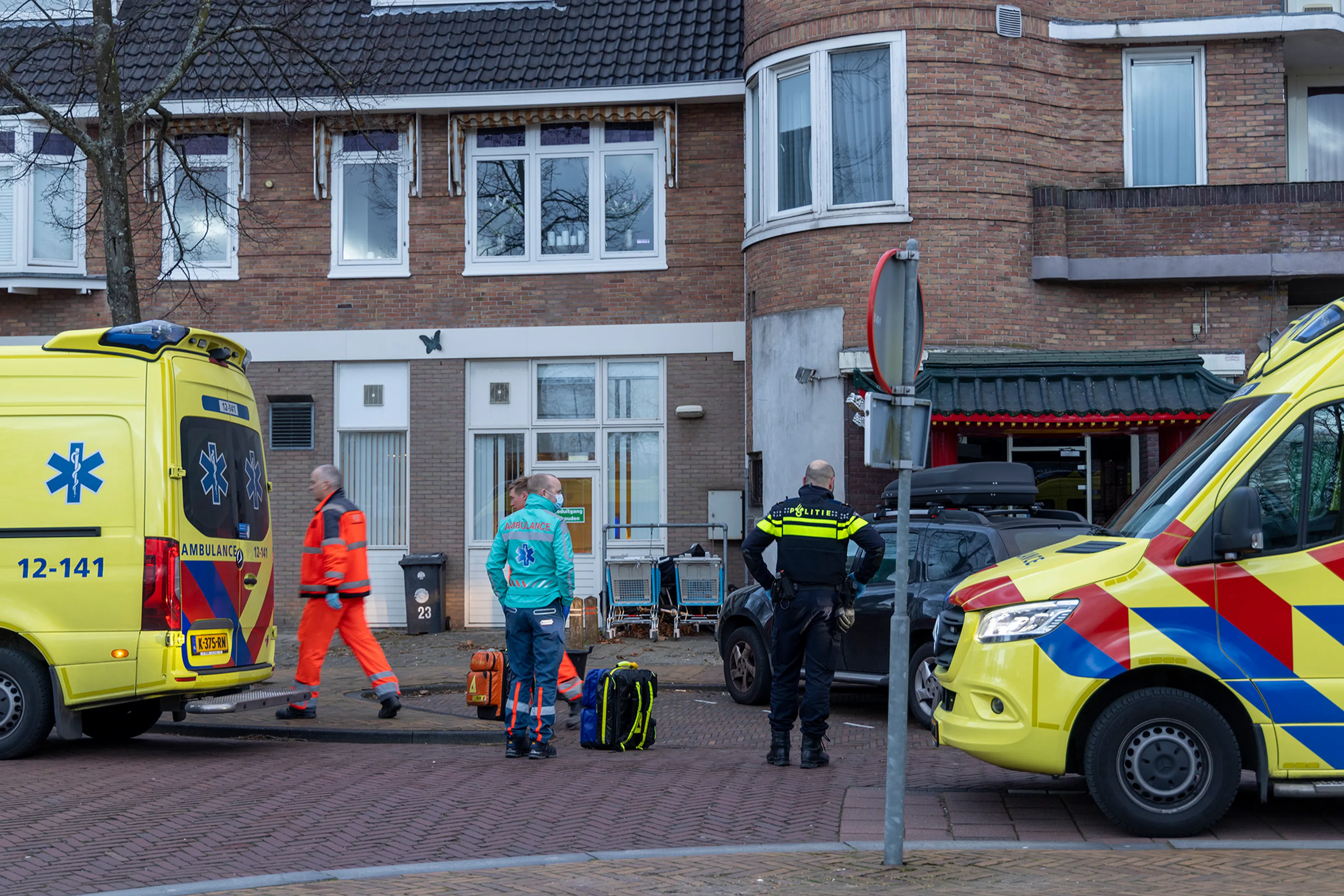 Hoogzwangere vrouw bevalt in geparkeerde auto van meisje