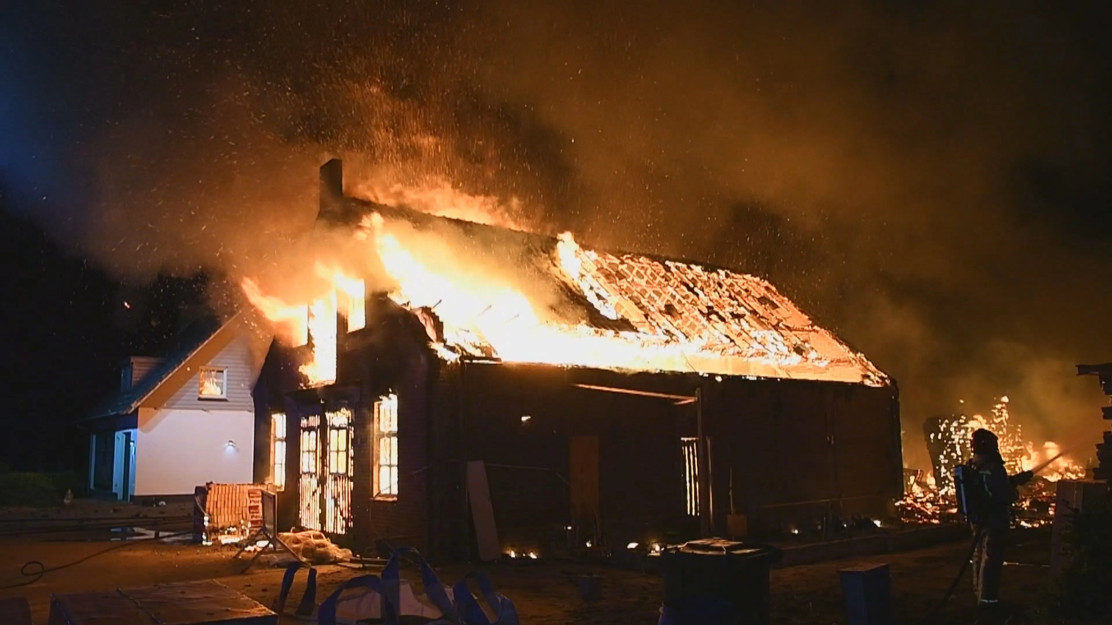 Felle brand verwoest woning in Hoogeloon