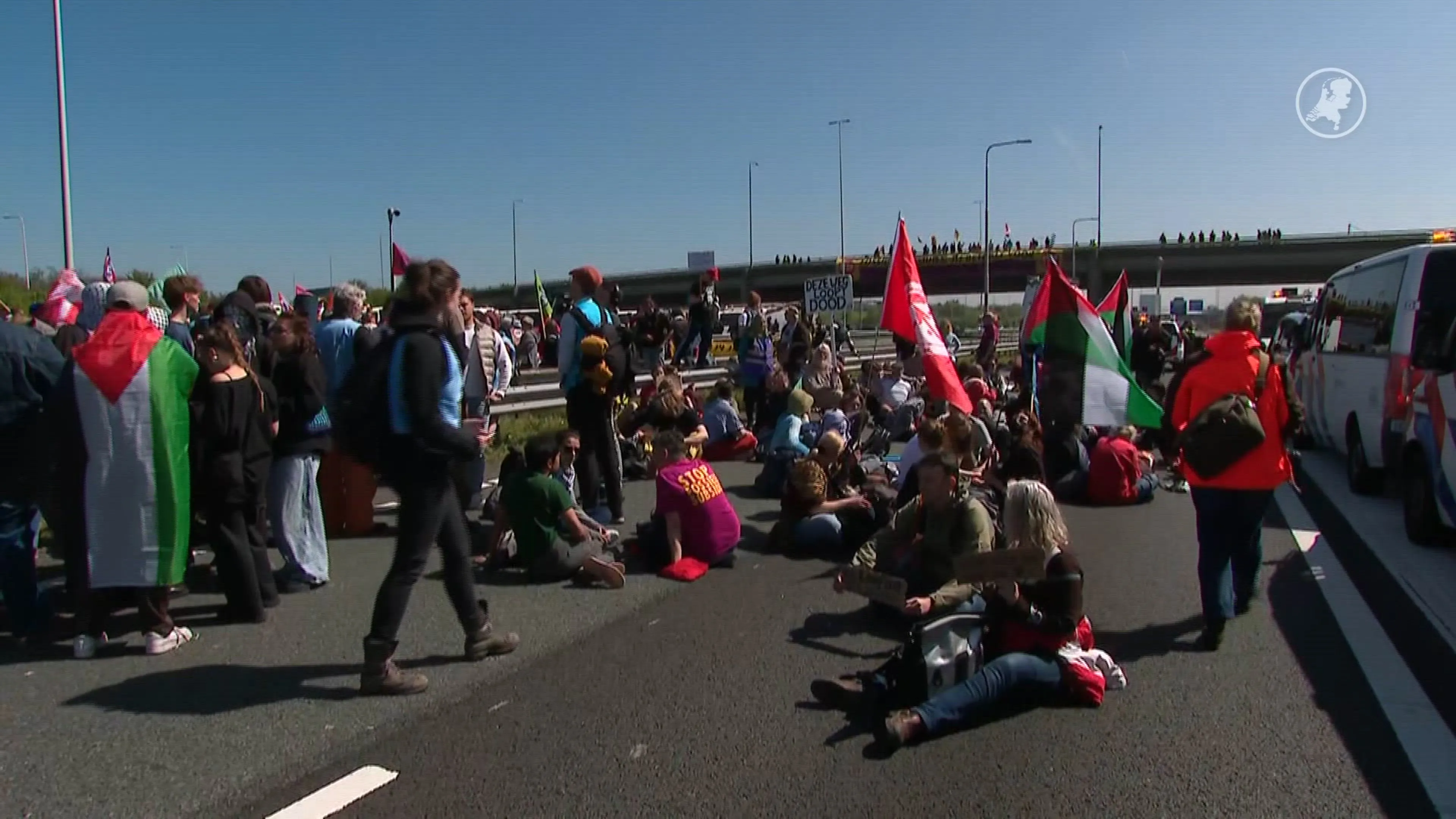 Grote groep klimaatdemonstranten loopt A12 op