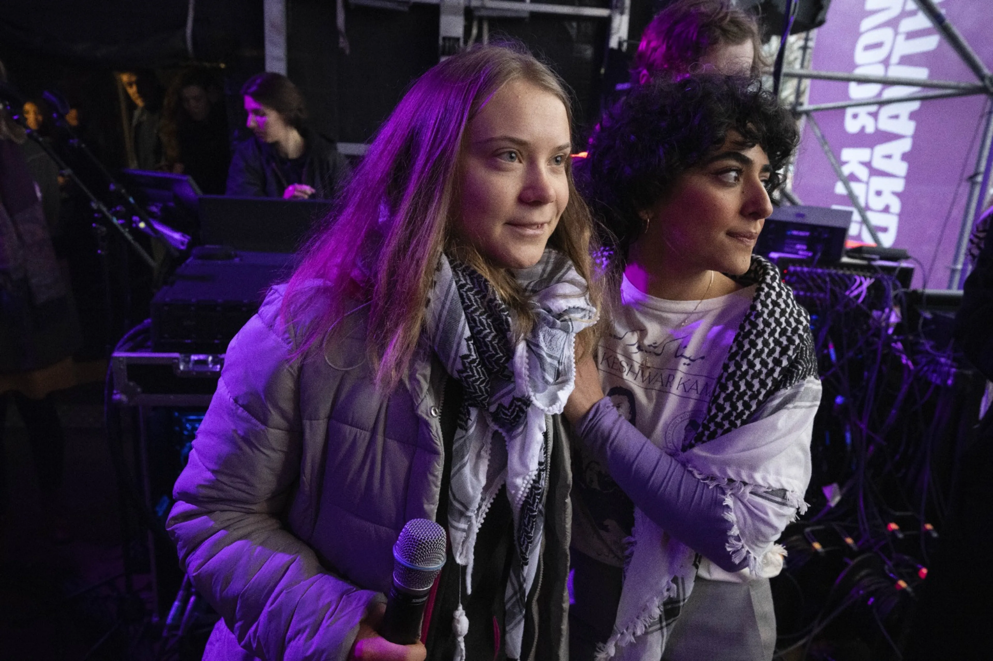 Greta Thunberg spreekt zich op Museumplein uit voor Palestina bij klimaatmars