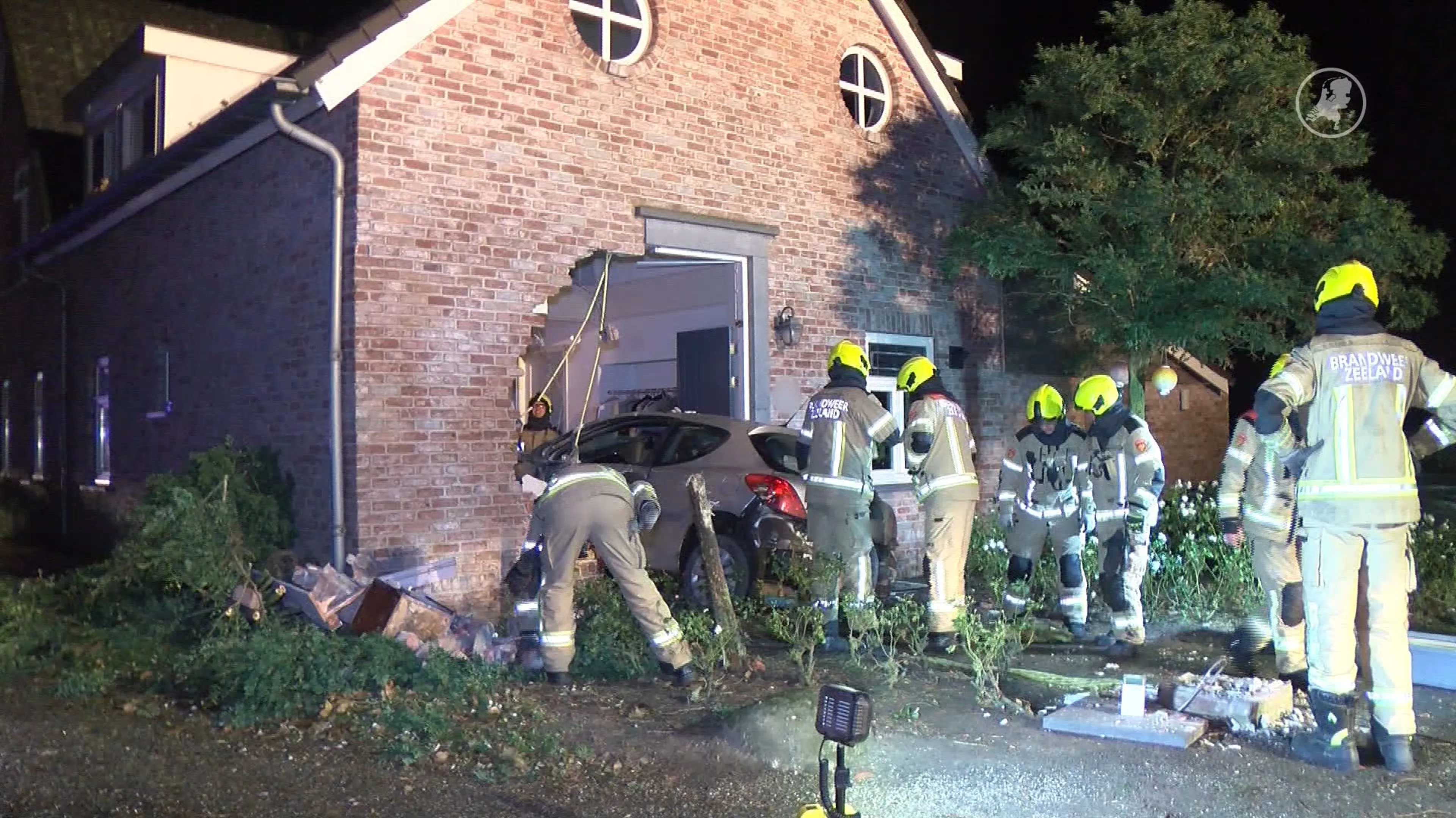 Auto rijdt dwars door gevel van woning in Hulst