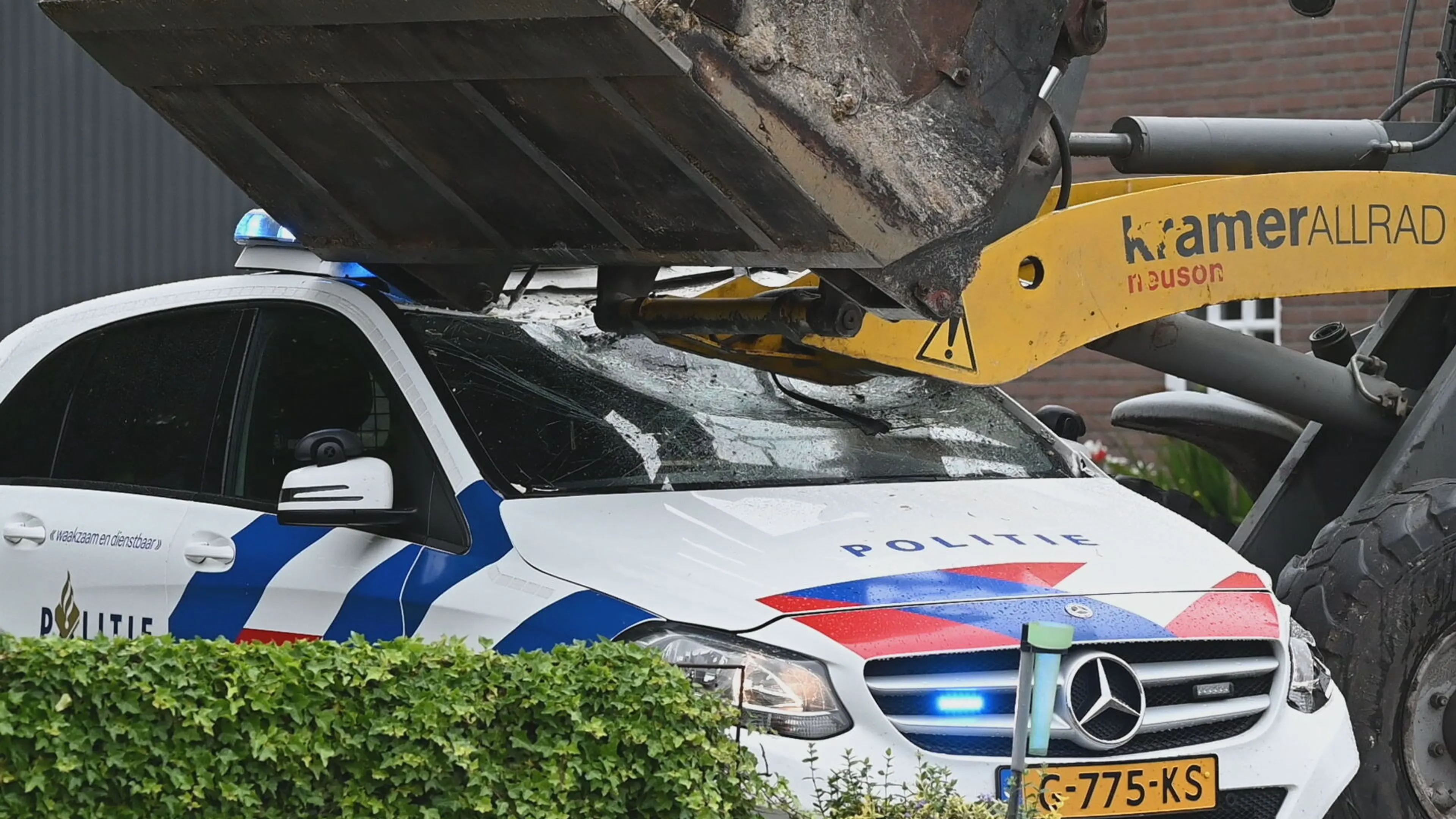 Man sloopt politieauto met graafmachine in Tilburg