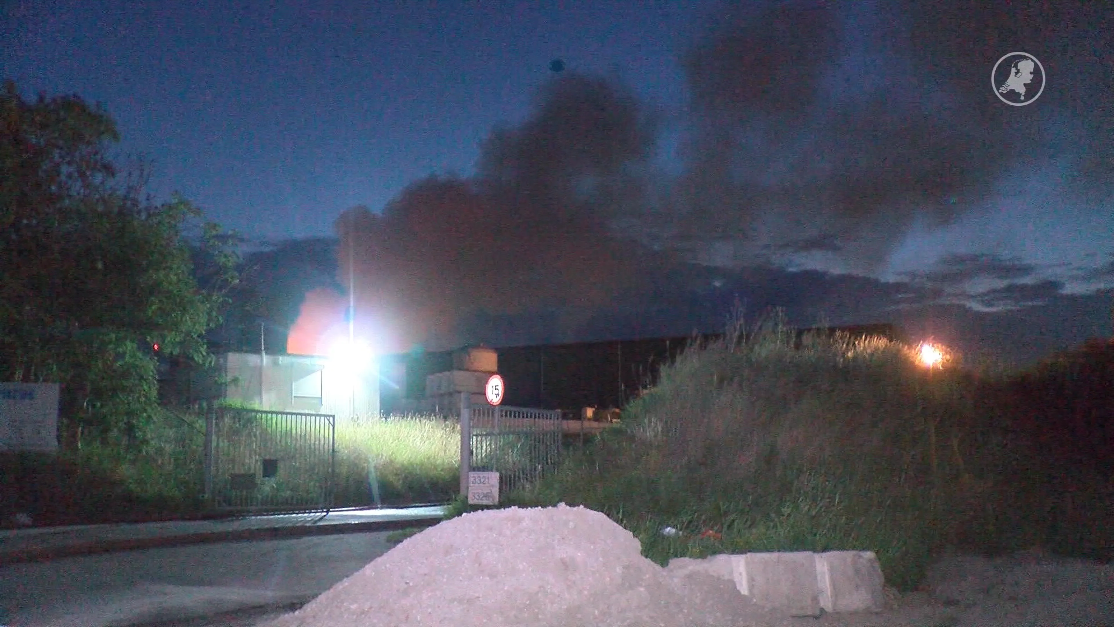 Berg afval in brand in Westdorpe