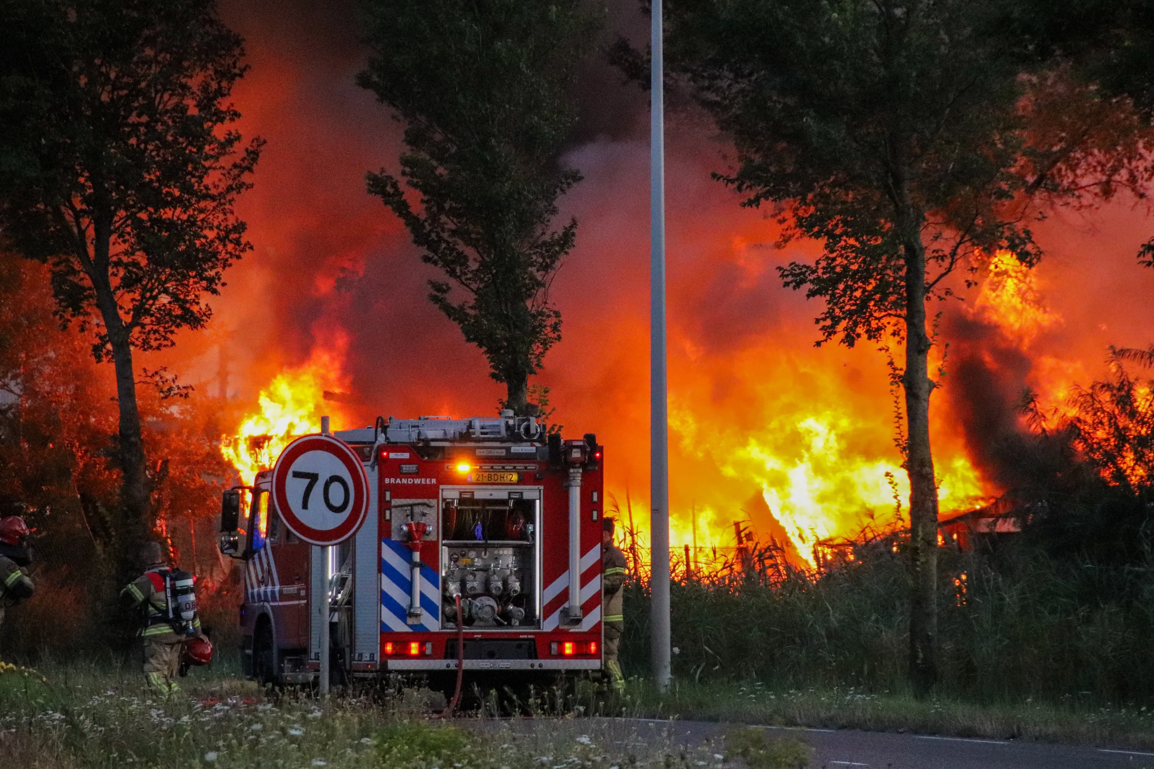 Caravans verwoest bij grote brand op campingpark in Amsterdam