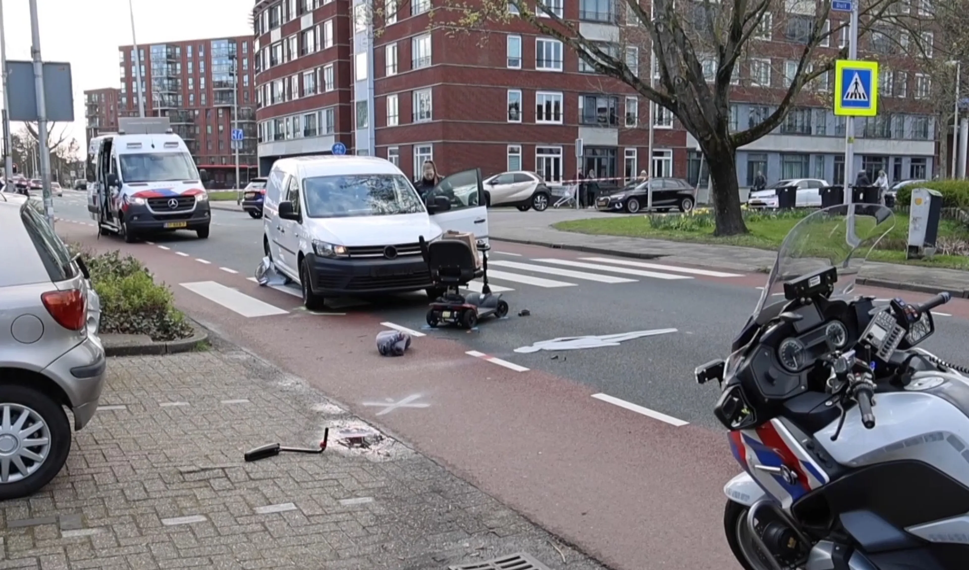 Man (79) overlijdt na botsing scootmobiel en auto Leiderdorp