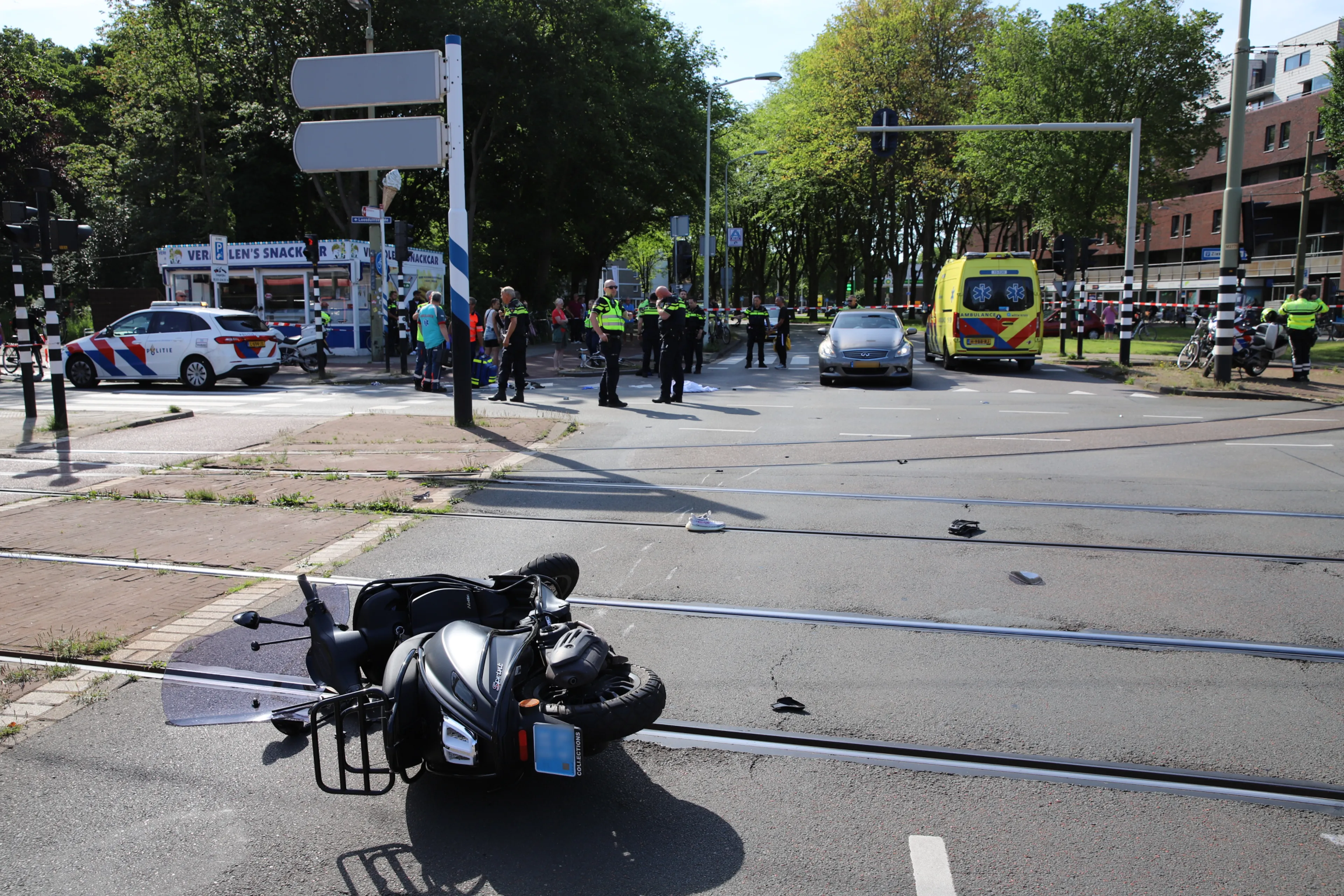 Tiener overleden nadat ze met haar scooter op auto klapt in Den Haag