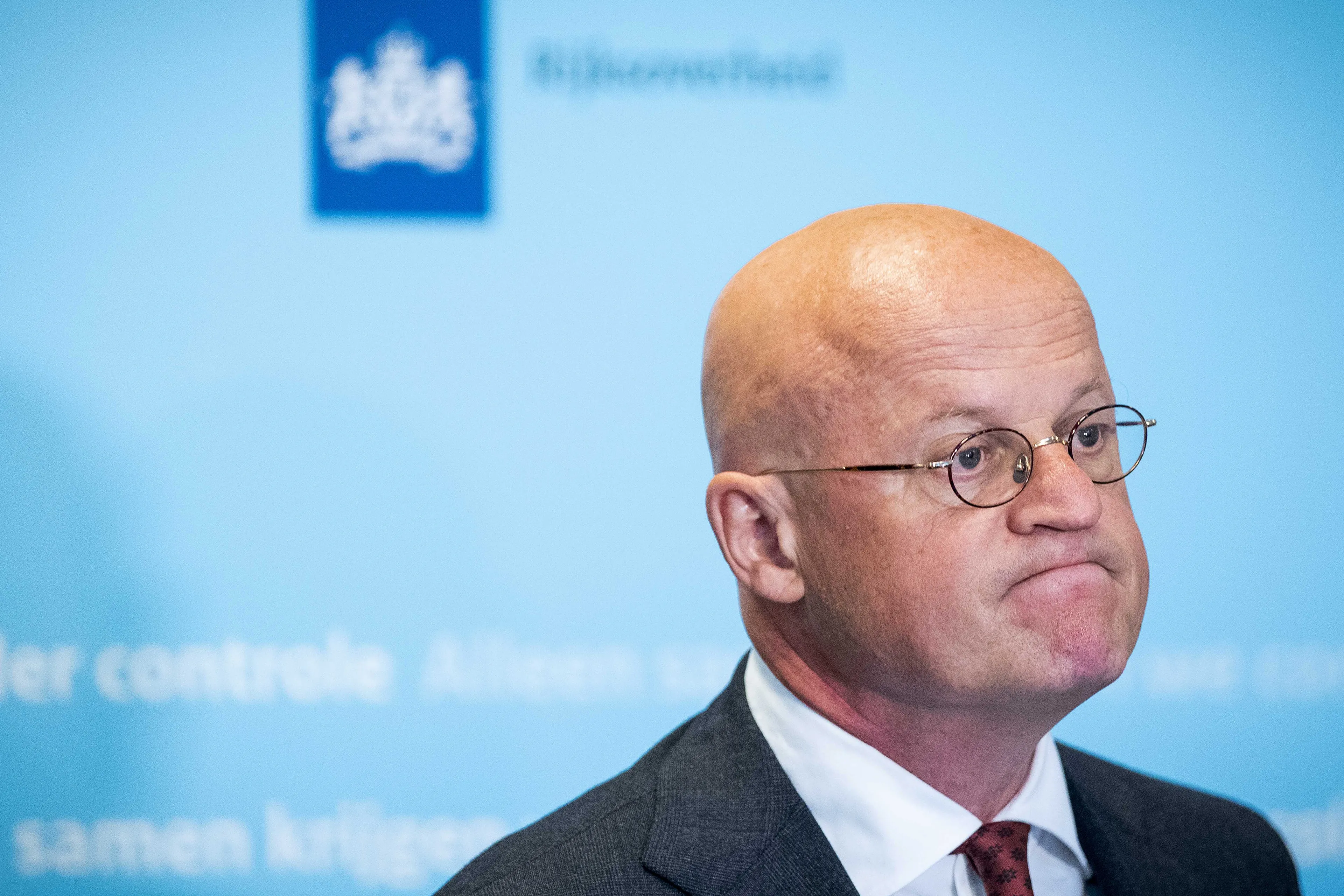 Een vijfde van Nederlanders lakser met coronaregels na blunder Grapperhaus