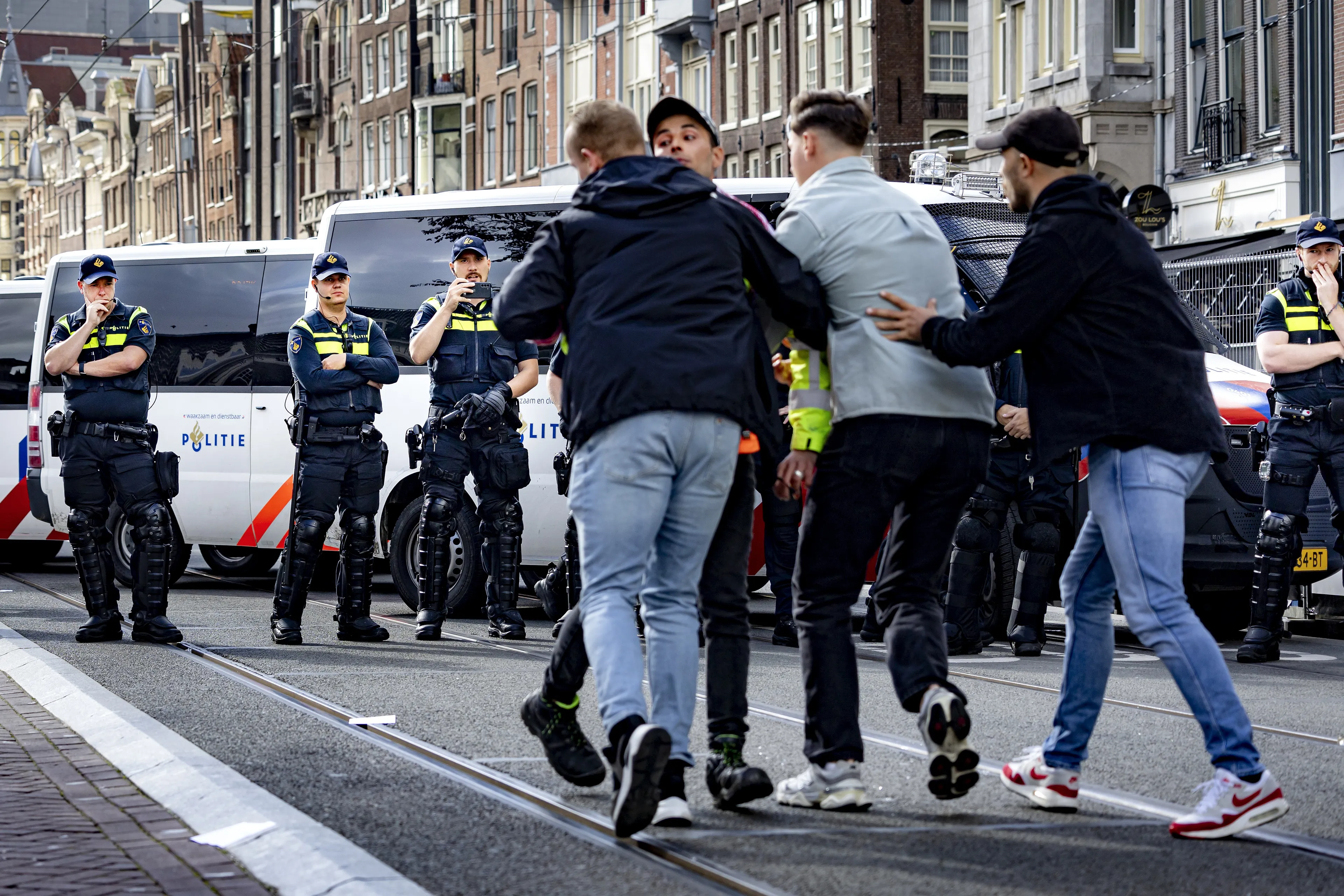 Grimmige sfeer in Amsterdam: pro-Palestijnse demonstranten aangehouden