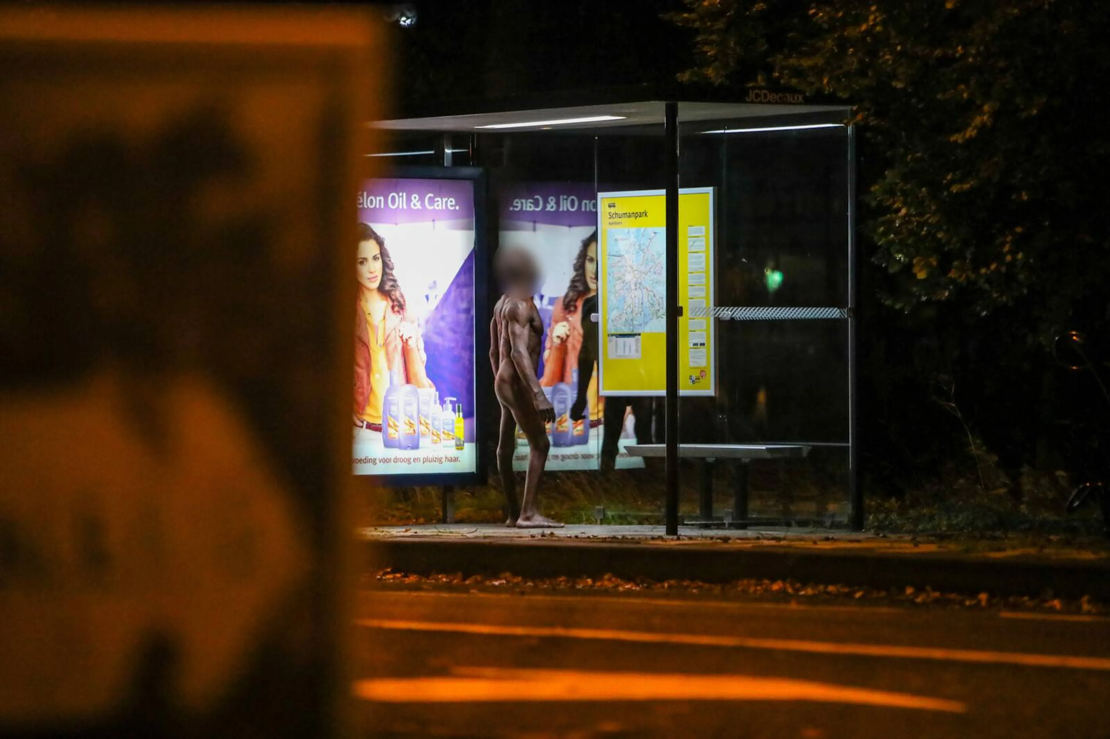 Poedelnaakte man in bushokje zet Apeldoorn op stelten