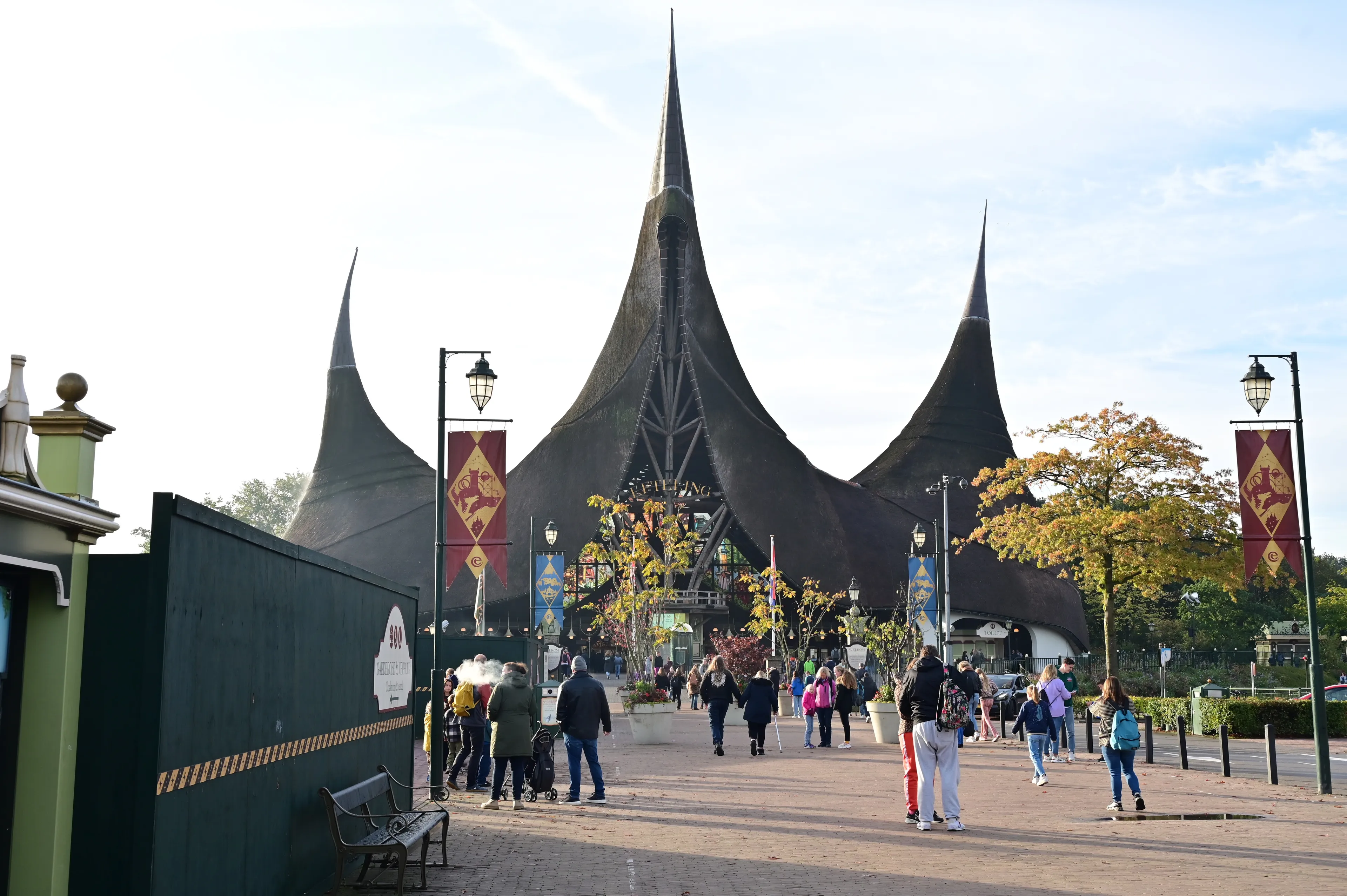 Efteling zet betonblokken bij hoofdingang na incident met auto