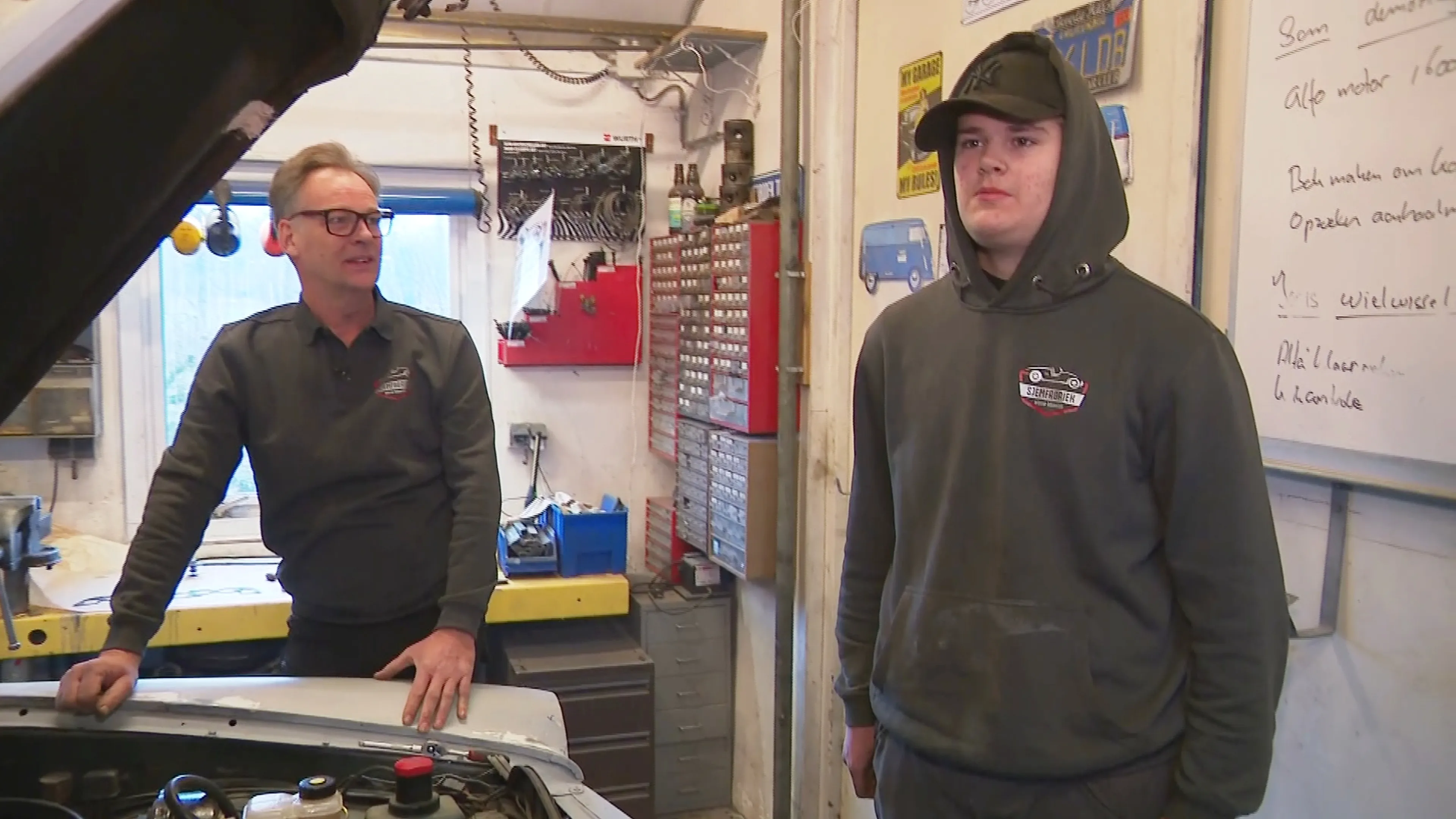 Gelderse garage helpt jongeren met afstand tot arbeidsmarkt om coronaklap te verwerken