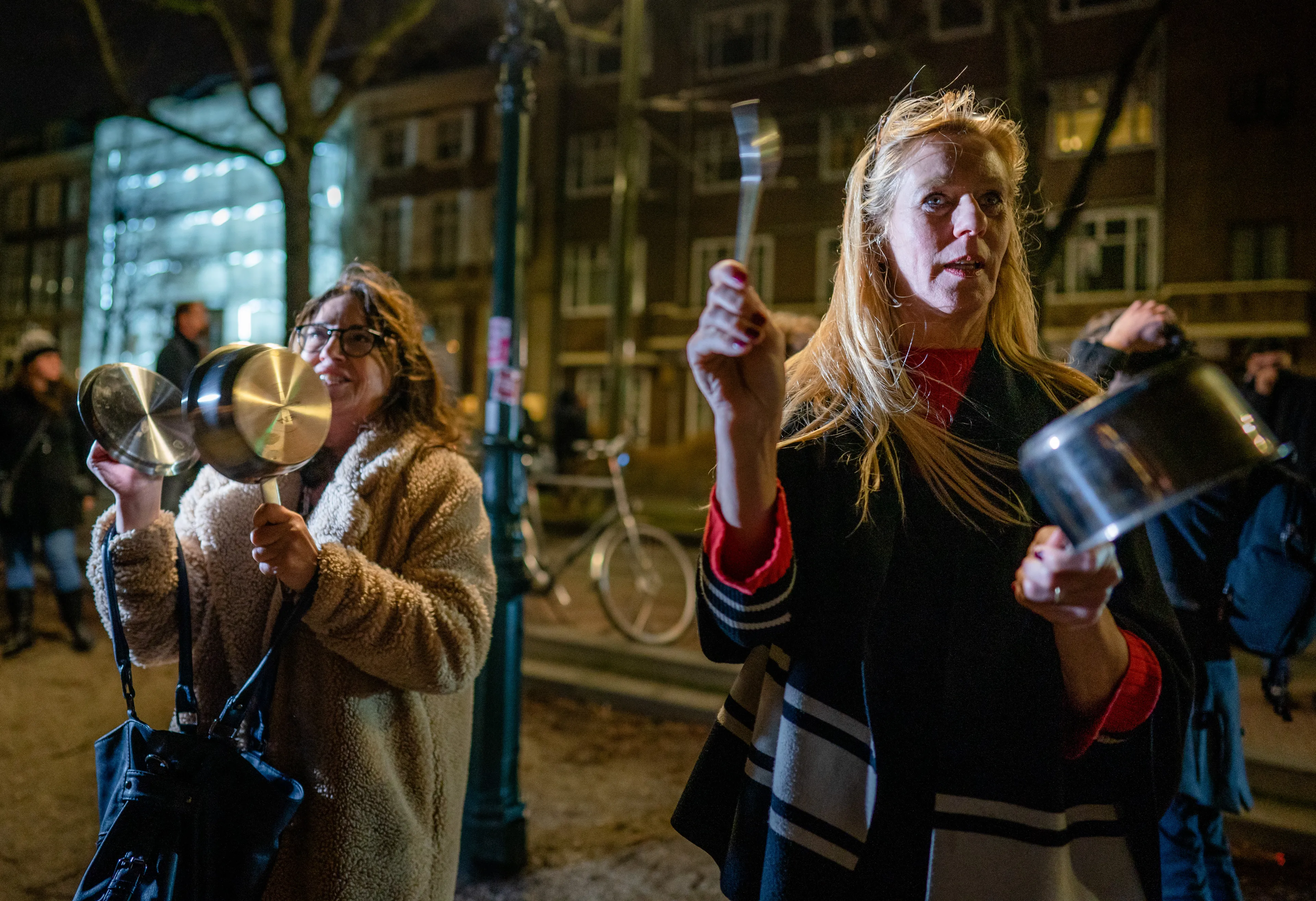 Wordt de persconferentie vanavond wederom verstoord door een potten- en pannenprotest?