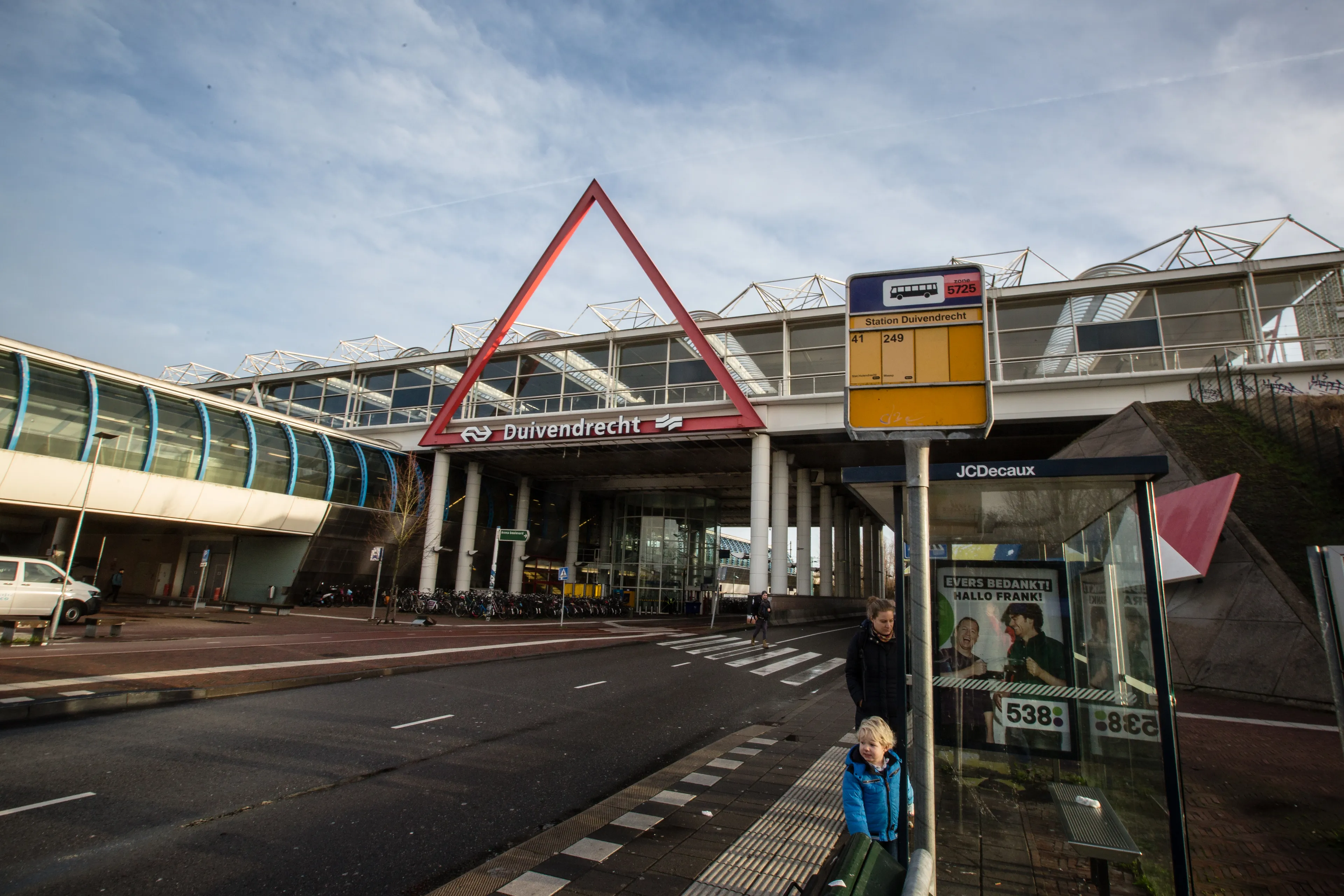 Politie houdt persoon aan op station Duivendrecht om airsoftwapen