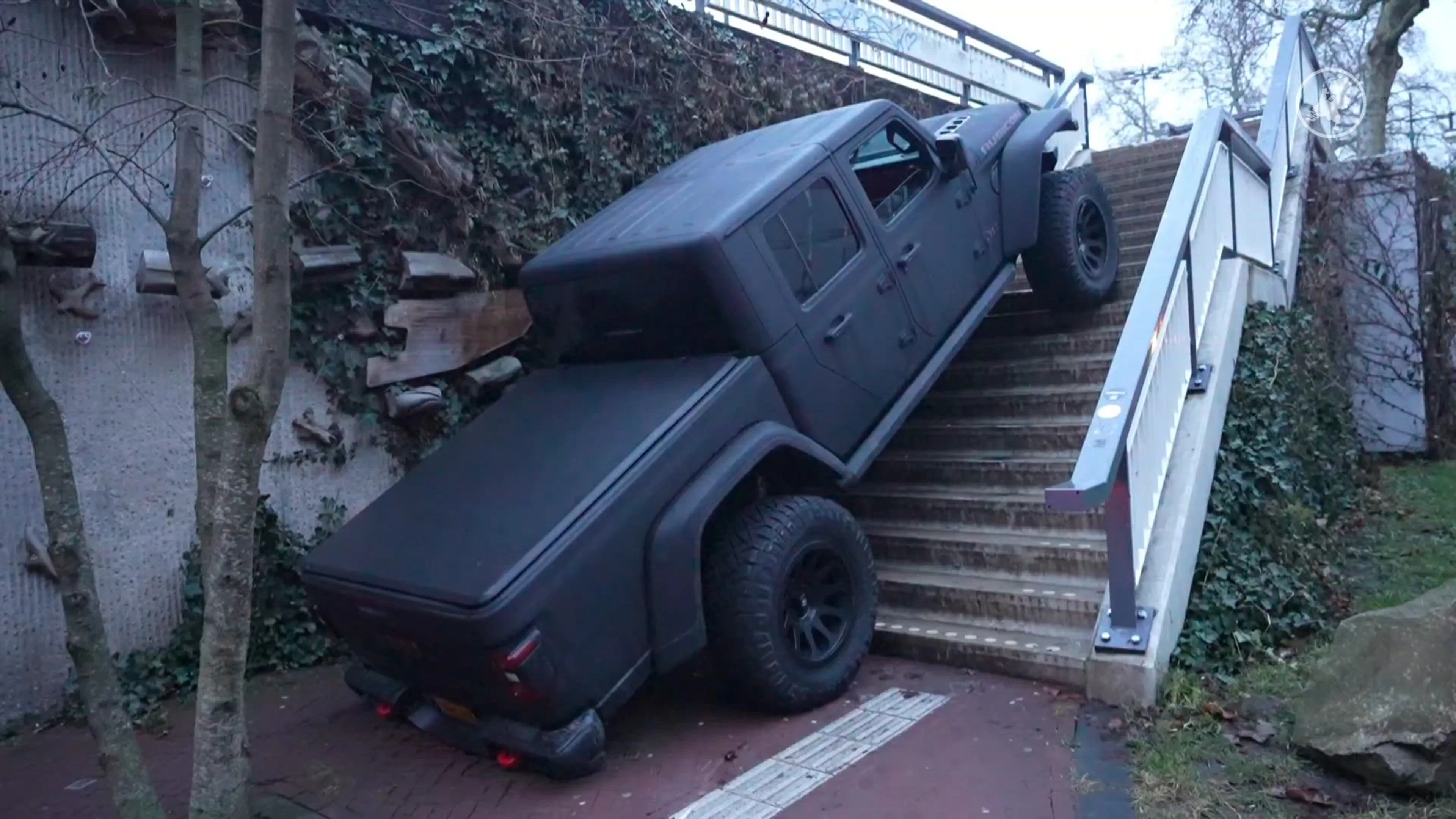 Opmerkelijk: automobilist rijdt met pick-up trap op en slaat op de vlucht