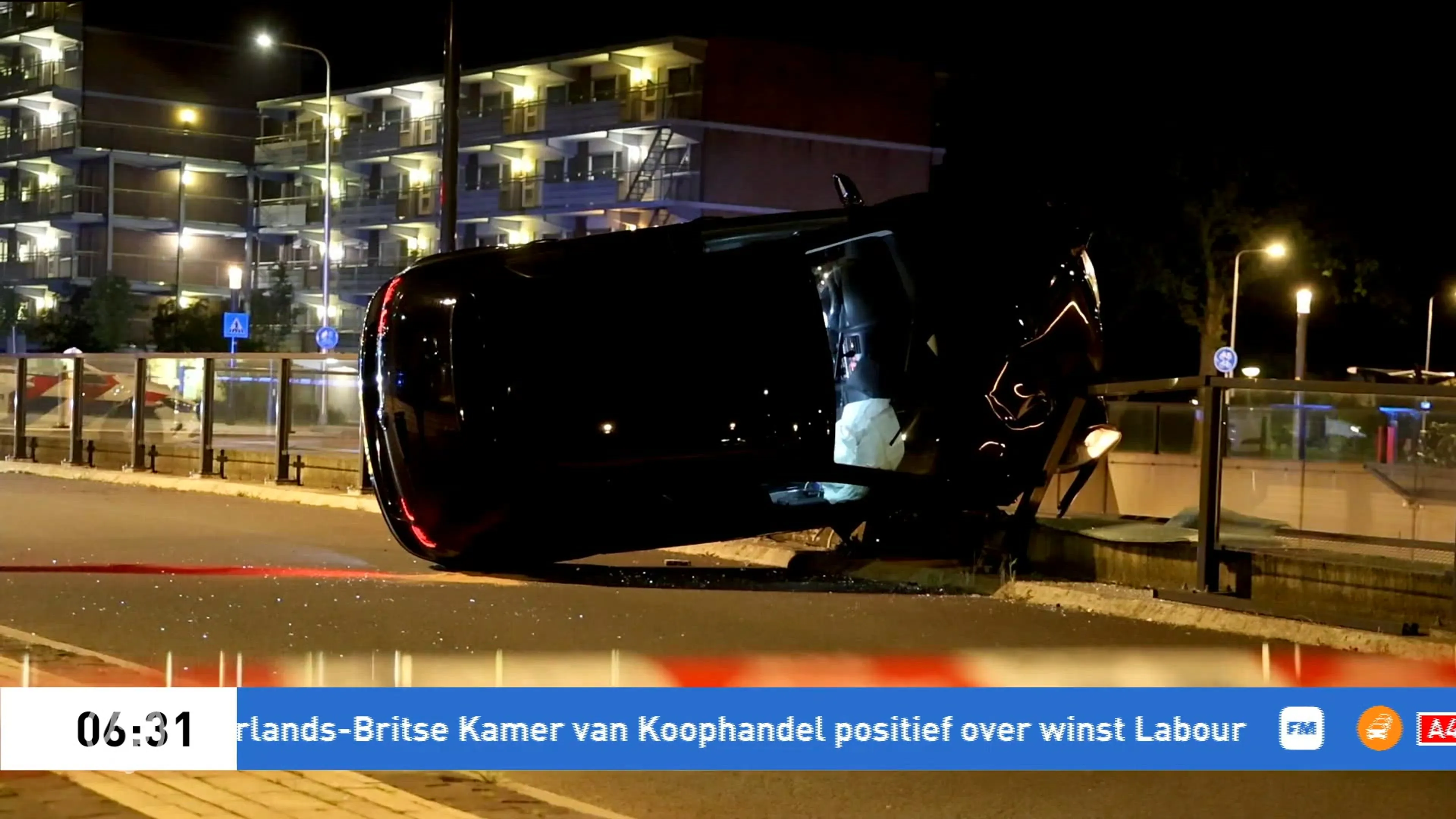 Auto vliegt bijna naar beneden op het spoor in Amstelveen