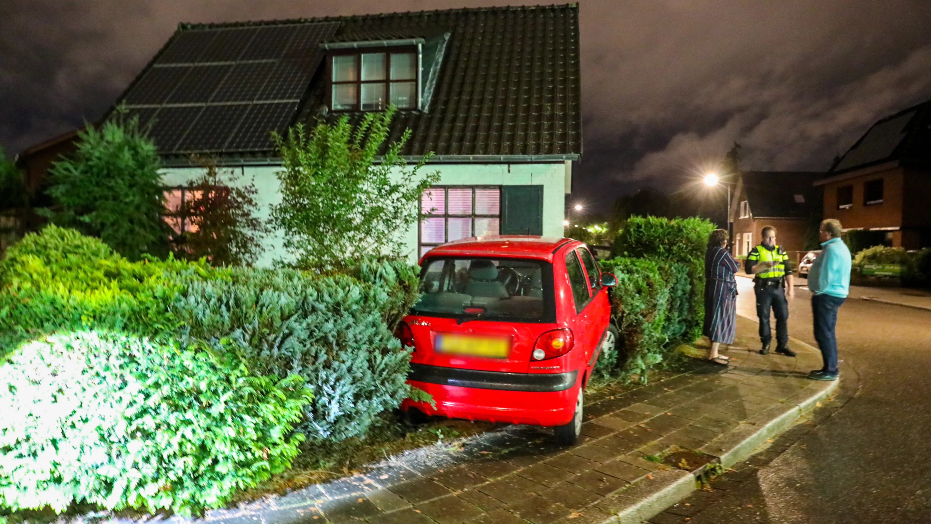 Dronken automobilist crasht in tuin Apeldoorn en gaat ervandoor