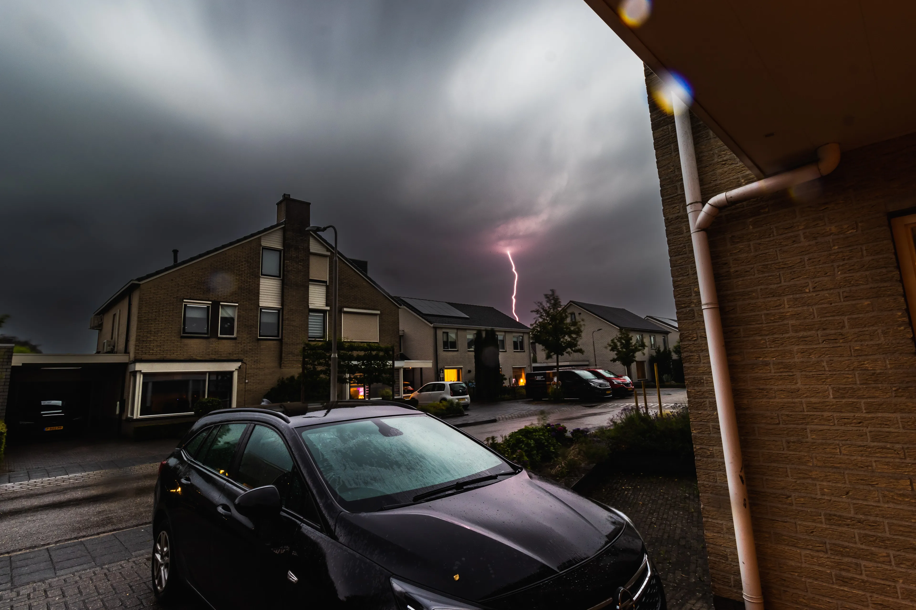 KNMI waarschuwt voor noodweer donderdagmiddag: 'Stevige onweersbuien in bijna heel het land'