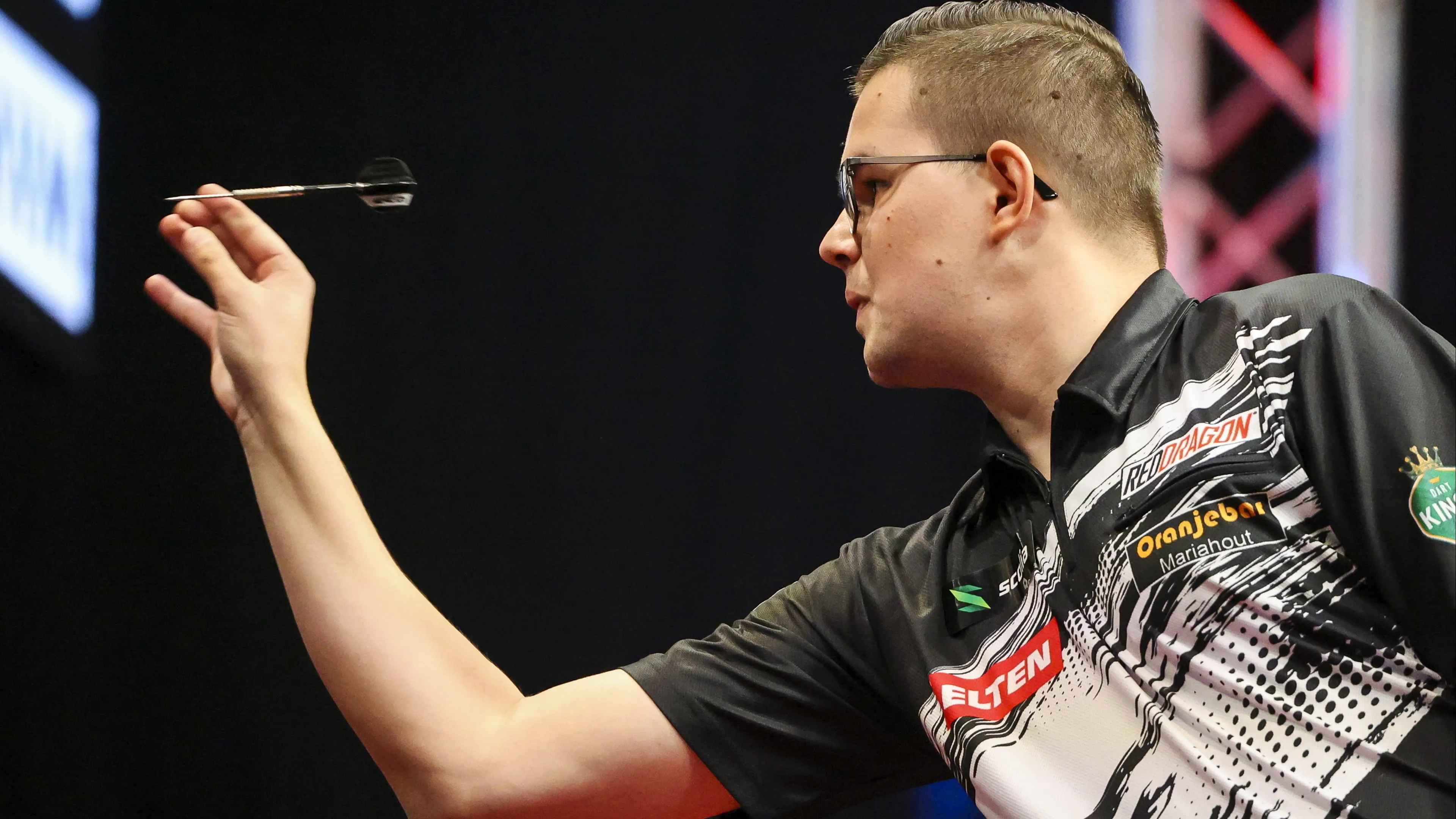 Darter Gian van Veen krijgt pak slaag in finale WK darts: 7-1 voor Littler