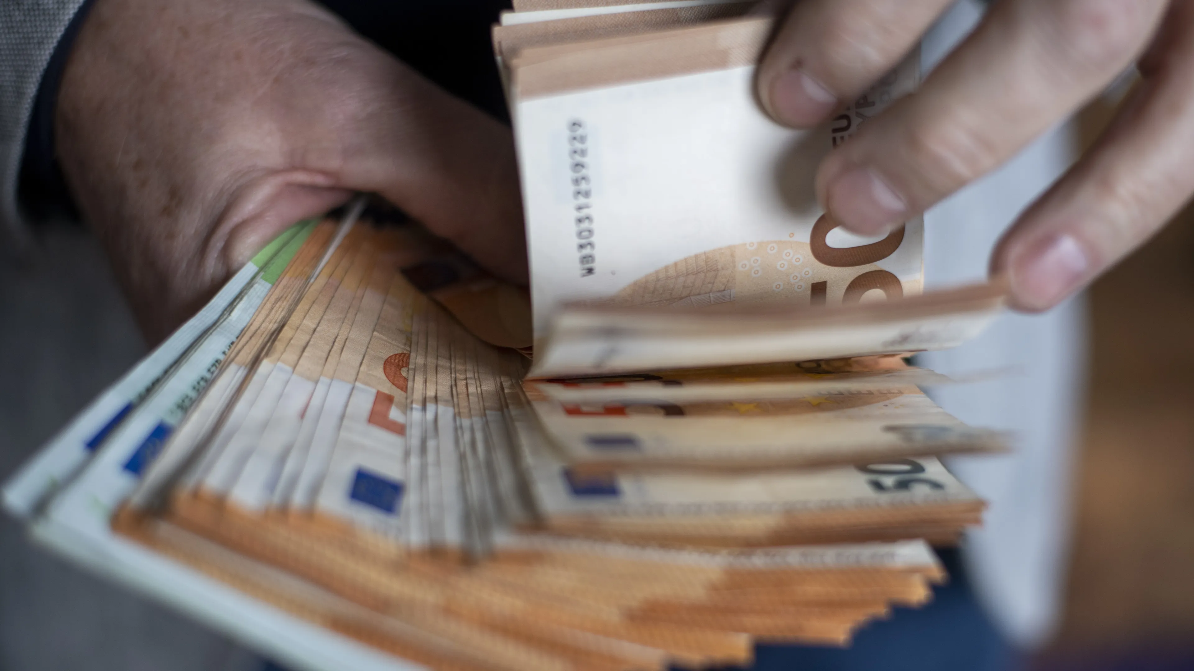Man geeft zichzelf 'kerstbonus' van 1,8 miljoen, maar wordt betrapt 