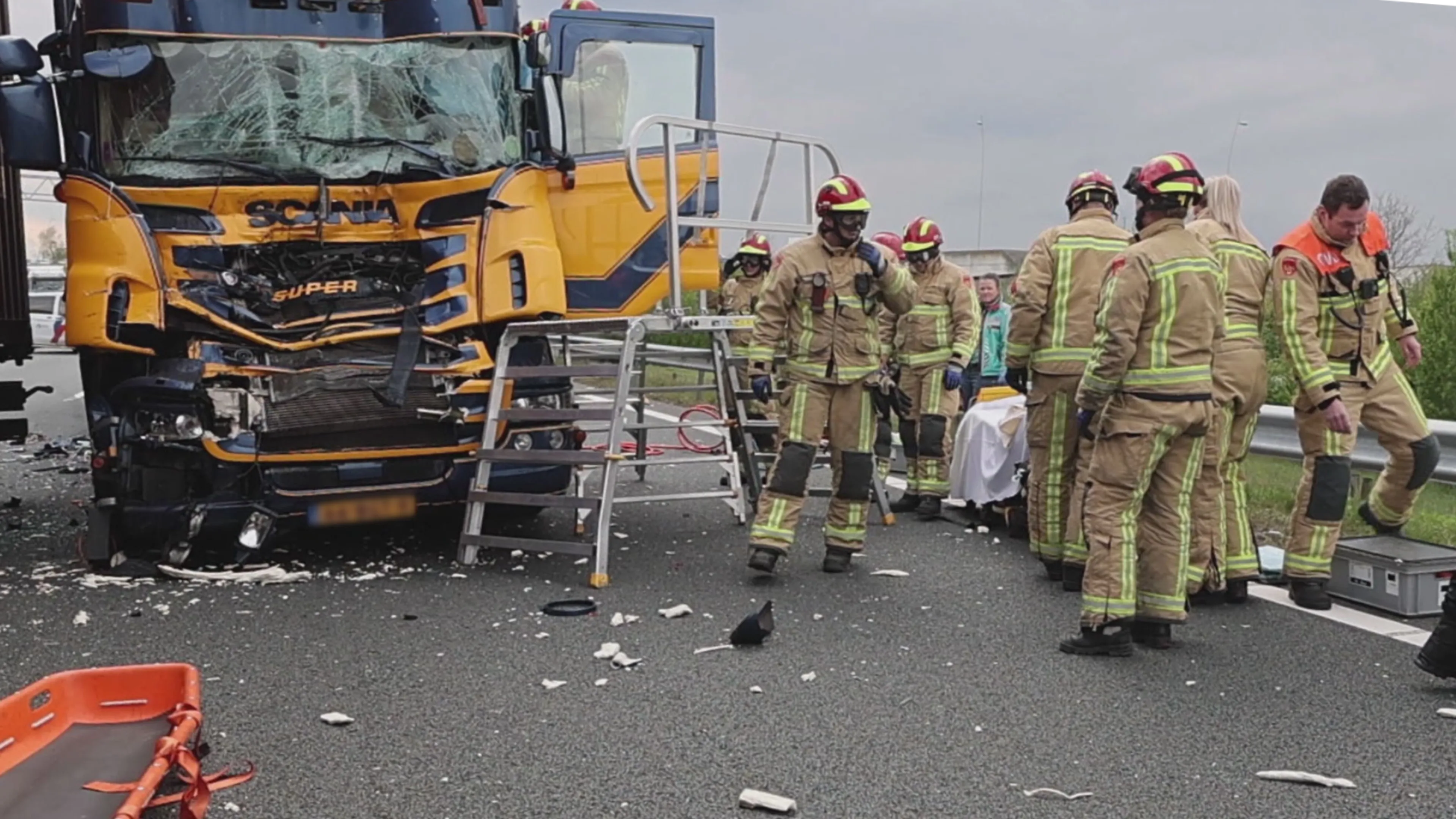 Lange files op afgesloten A2 na zware crash met auto's en vrachtwagens