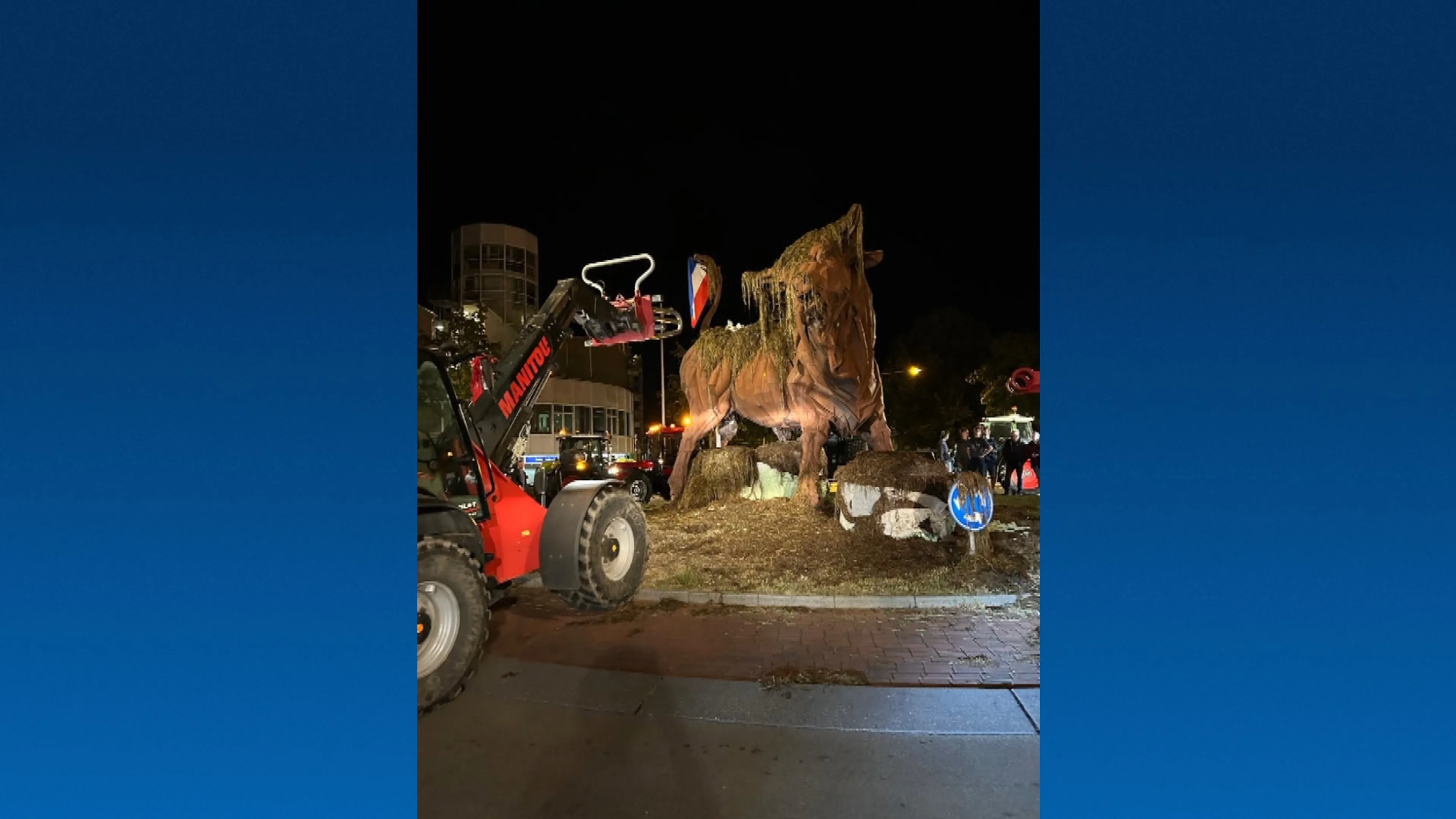Boeren trekken door Amersfoort en dumpen hooibalen