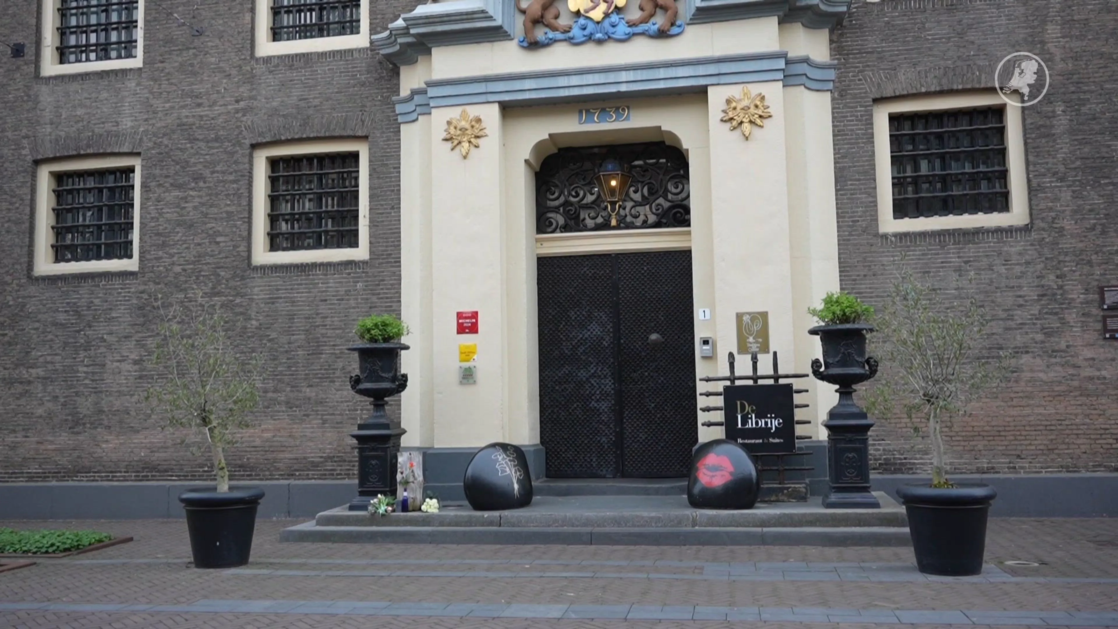 Eerste bloemen gelegd voor deur van Librije na overlijden Jonnie Boer (60)