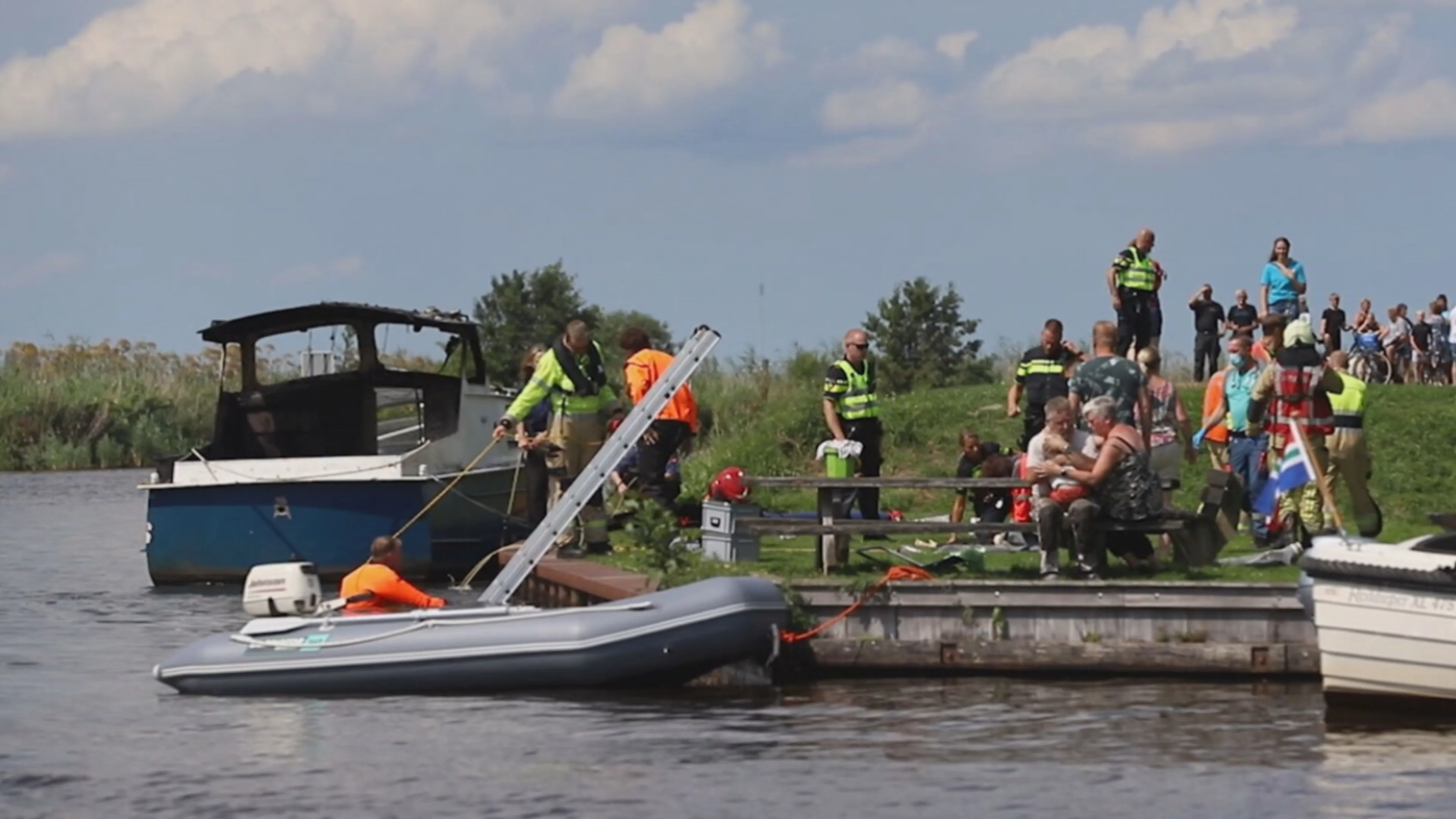'Kind uit plezierjacht gelanceerd door explosie, ander kind ernstig verbrand'