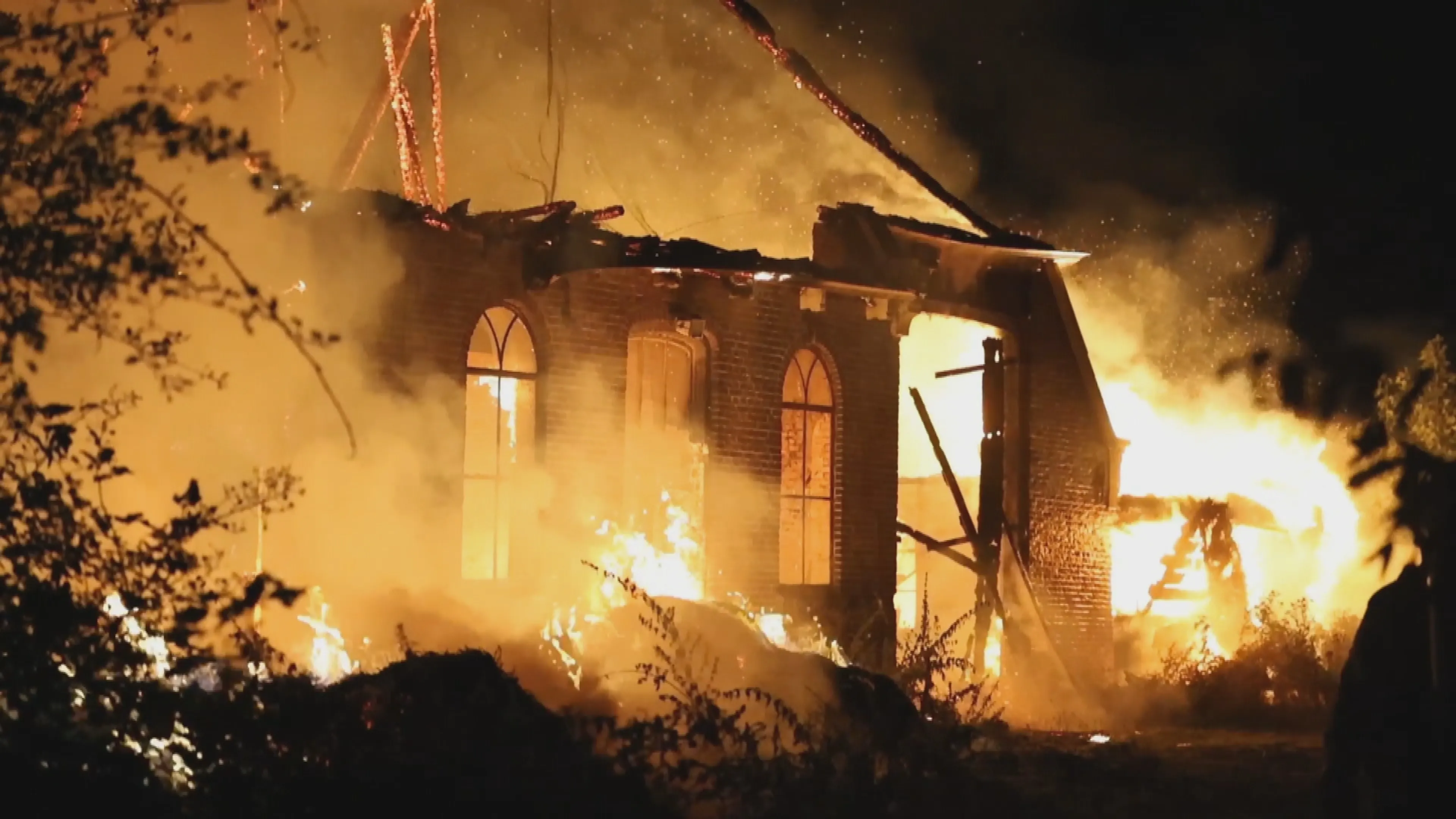 Grote brand legt monumentale boerderij in Friesland volledig in as