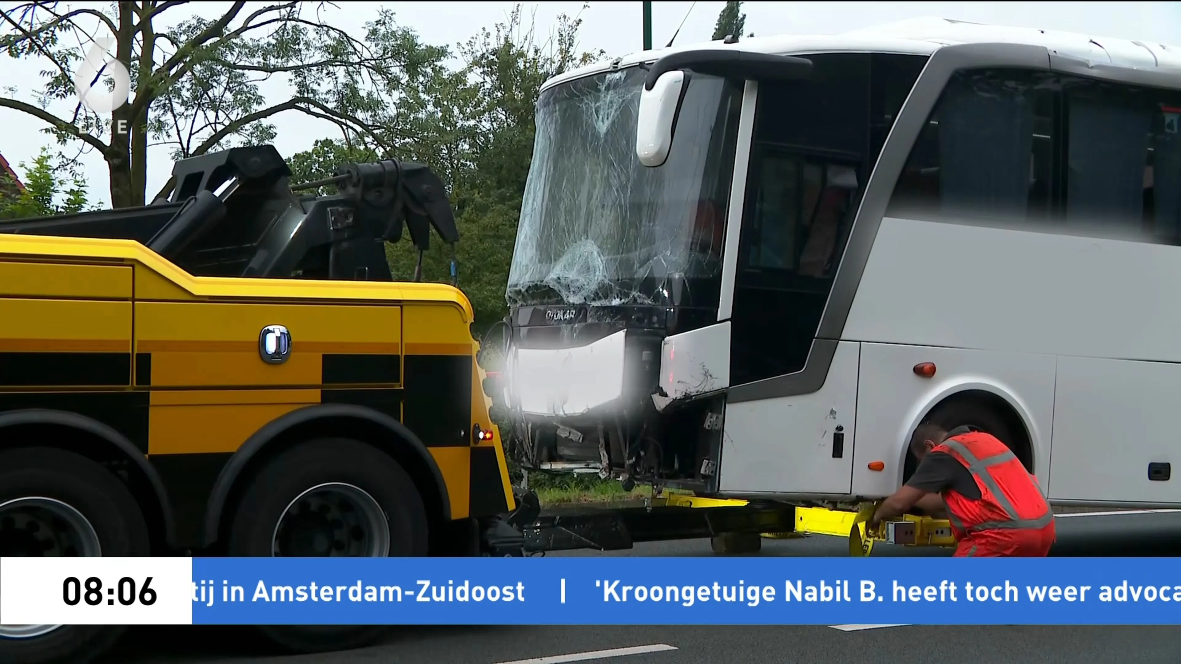 Touringcar crasht tegen huis in Beek en Donk: chauffeur (79) overleden