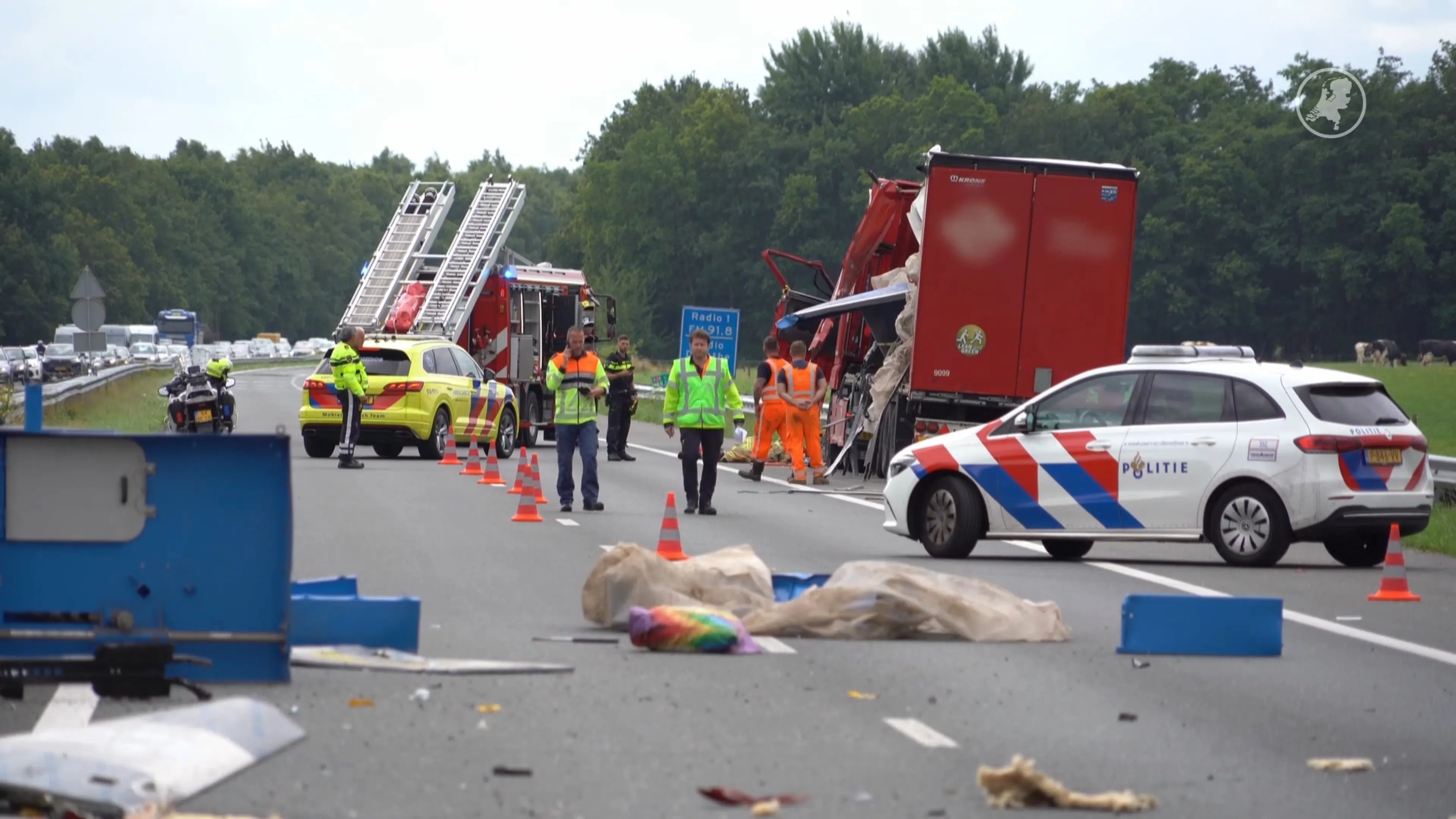 A28 dicht na keiharde botsing: vrachtwagen ramt viaduct bij De Punt