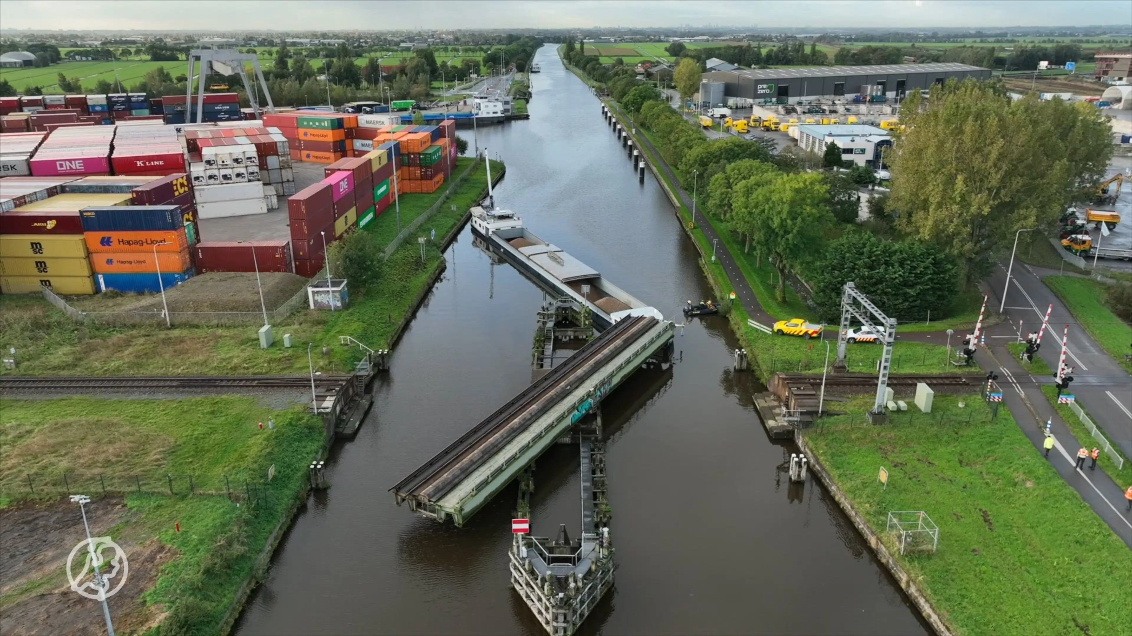 Schipt vaart tegen spoorbrug Capelle aan den IJssel