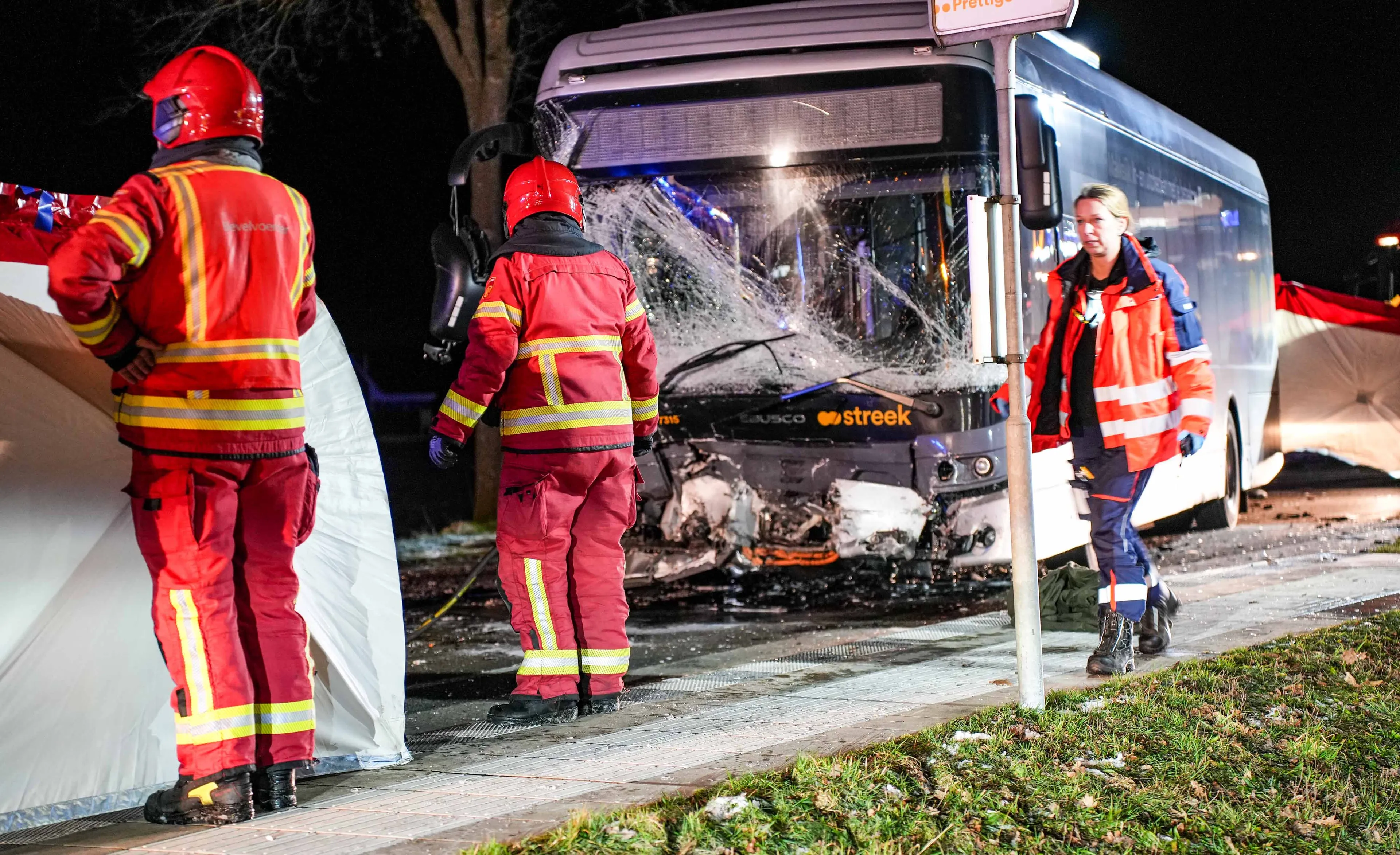 Man (19) overlijdt week na aanrijding met lijnbus in Groningse Smeerling