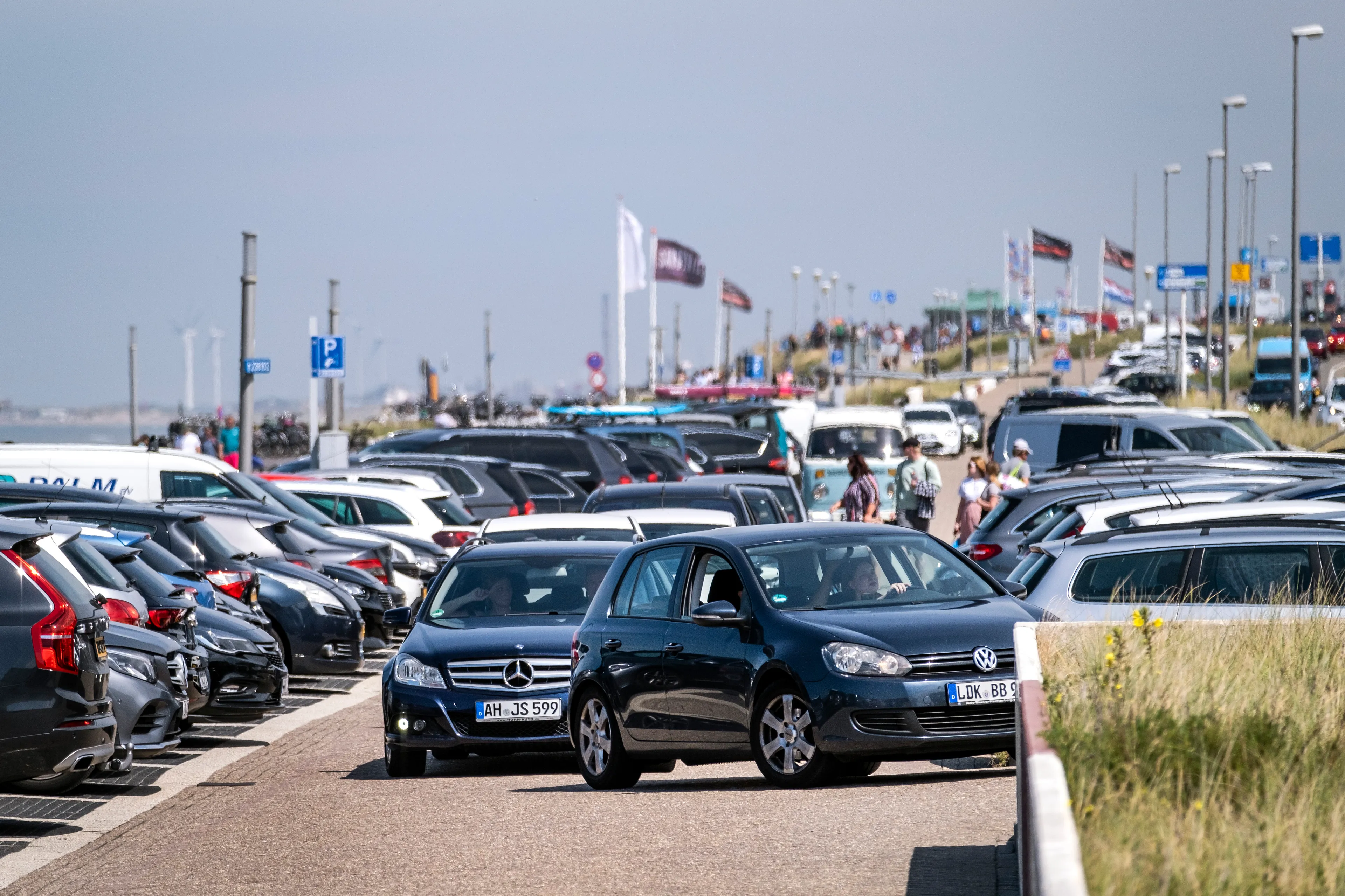Nu al files door dagjesmensen op weg naar het strand