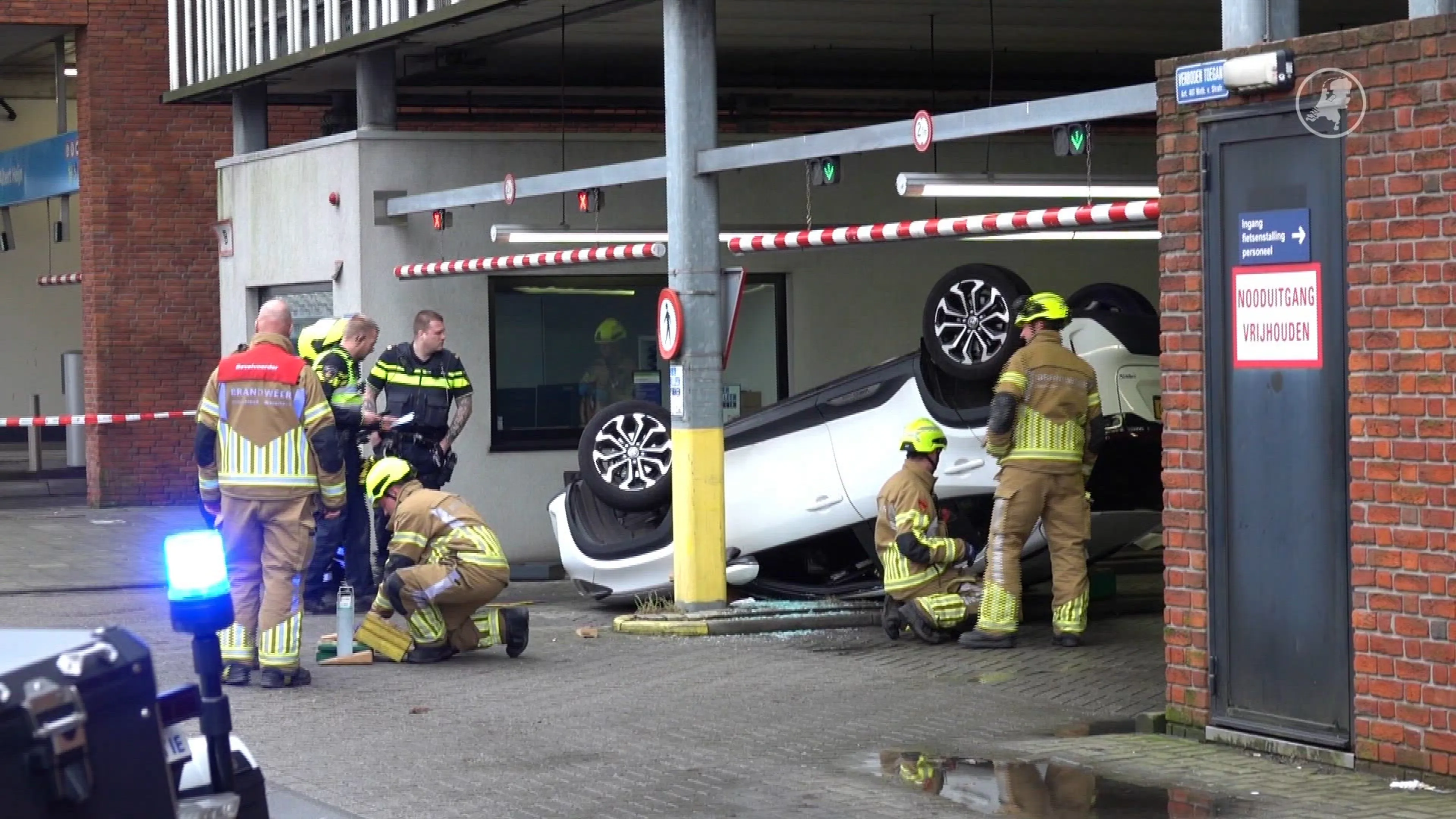 Auto slaat over de kop in parkeergarage bij ziekenhuis in Zaandam