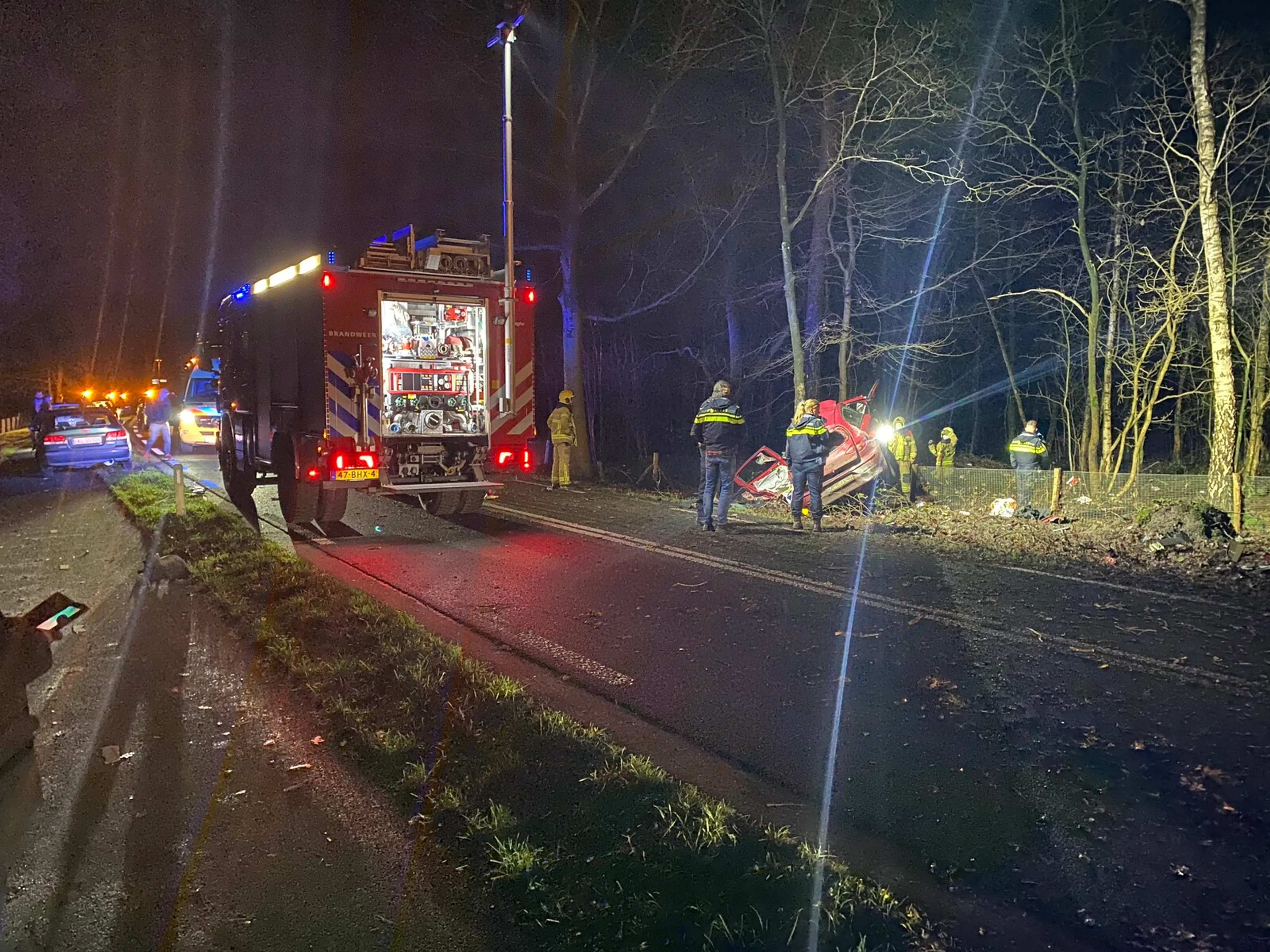 Automobilist raakt zwaargewond na frontale botsing met boom in Ermelo