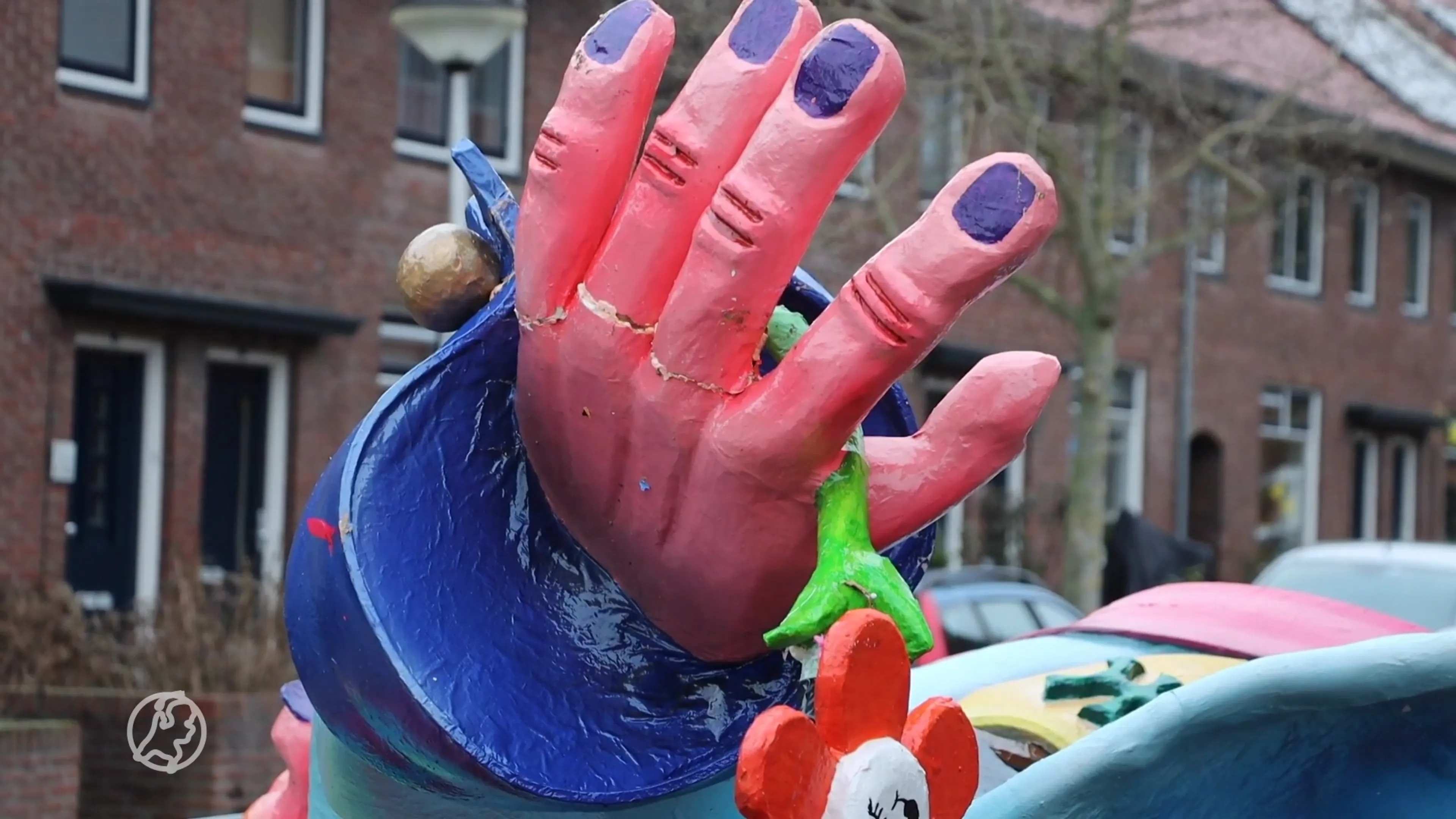 Enorme pop breekt af van carnavalswagen, vrouw gewond naar ziekenhuis