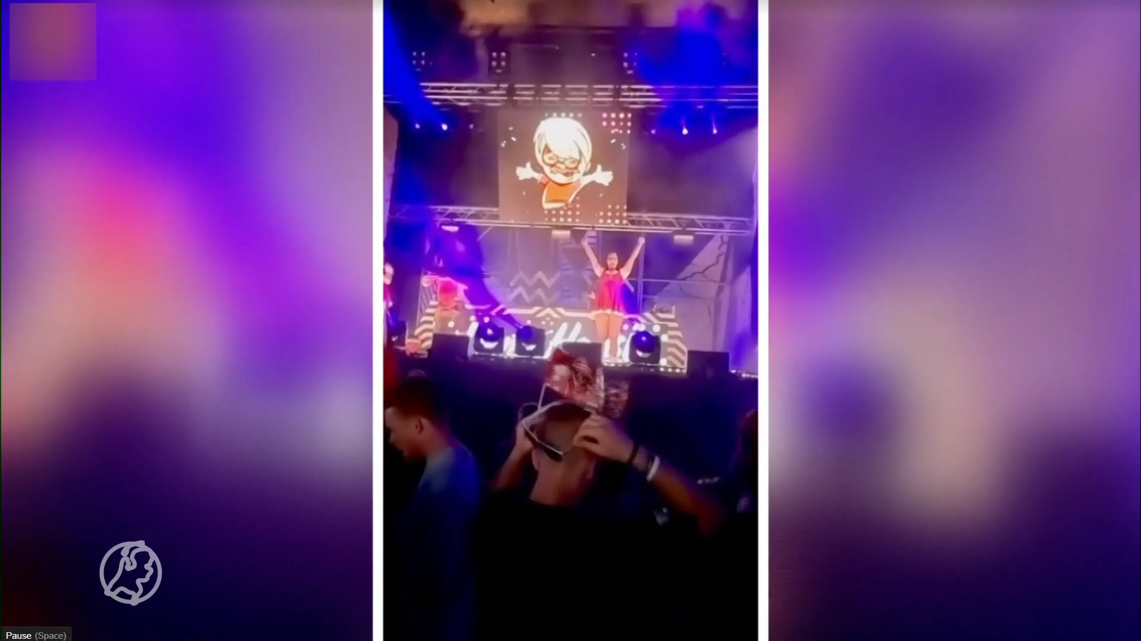 Feestartiest Immer Hansi schiet danseres omver met confettikanon