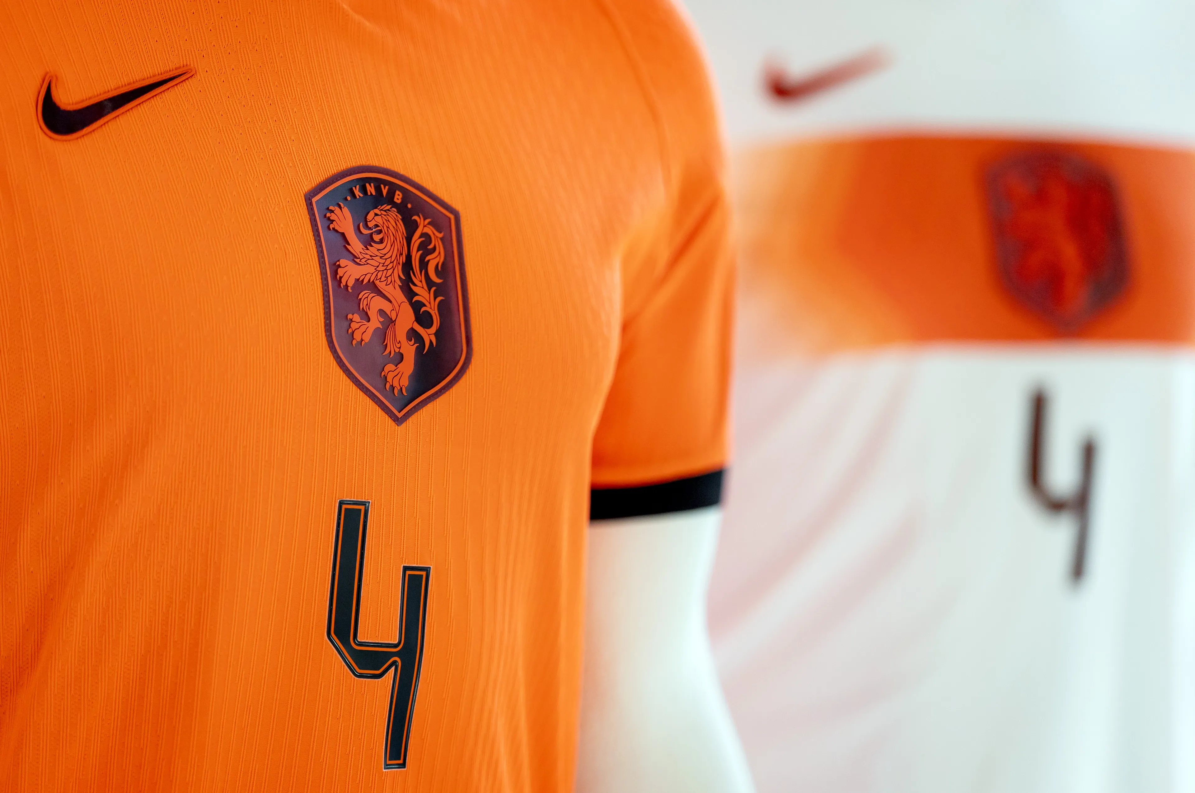 Nieuw Oranjeshirt valt in de smaak, prijs zorgt voor grote woede
